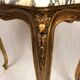 Petite table de style Louis XV en bois doré et plateau de marbre