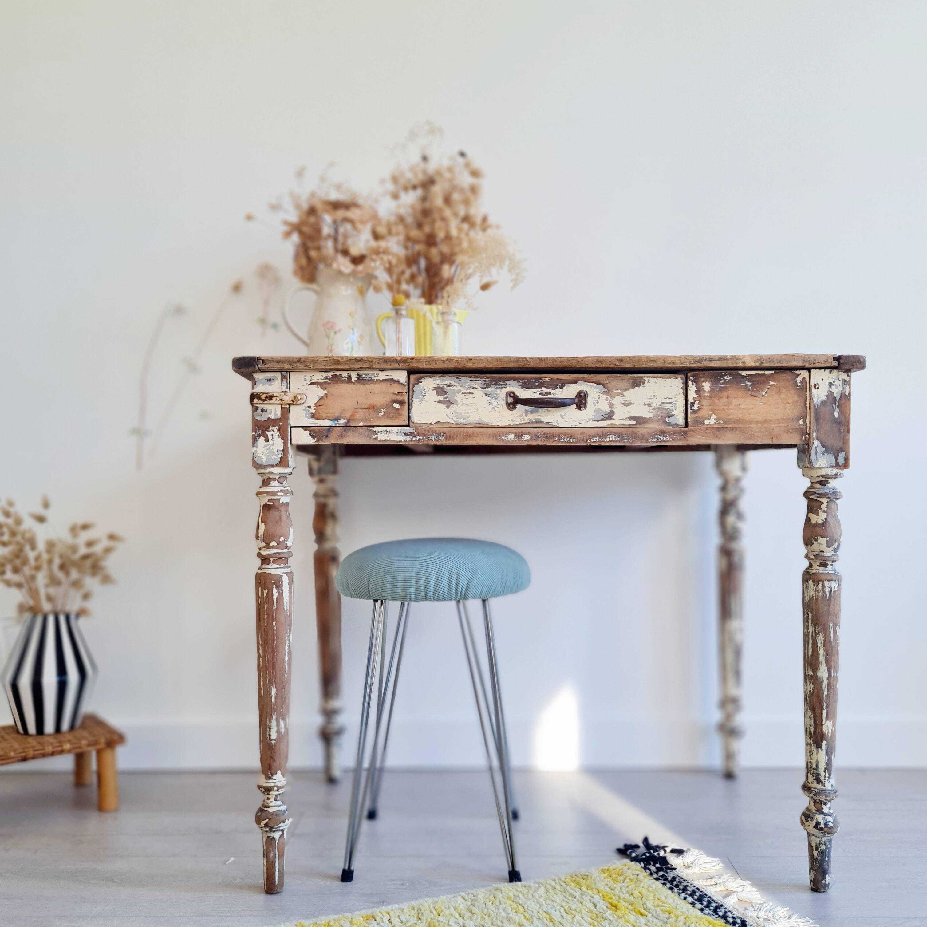 Table patinée - bureau pieds tournés et son tiroir