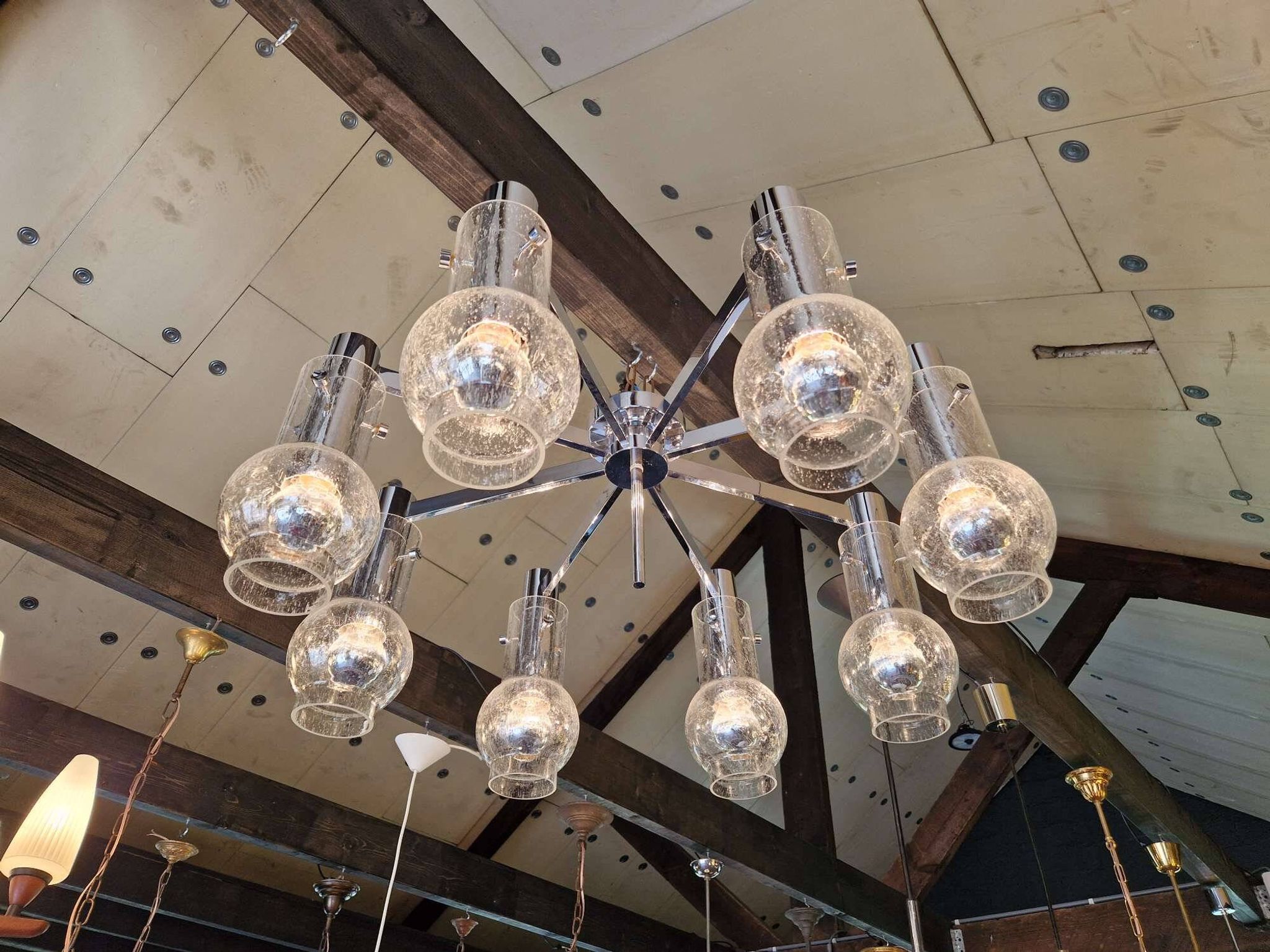 Grand plafonnier/lustre en métal chromé et verre soufflé bullé, années 1970