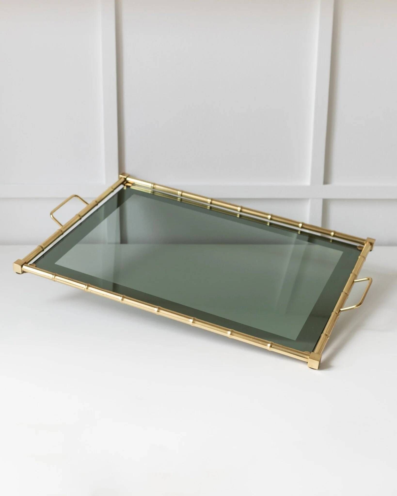Plateau en bambou doré plaqué or avec insert en verre fumé – Hollywood Regency, années 1960