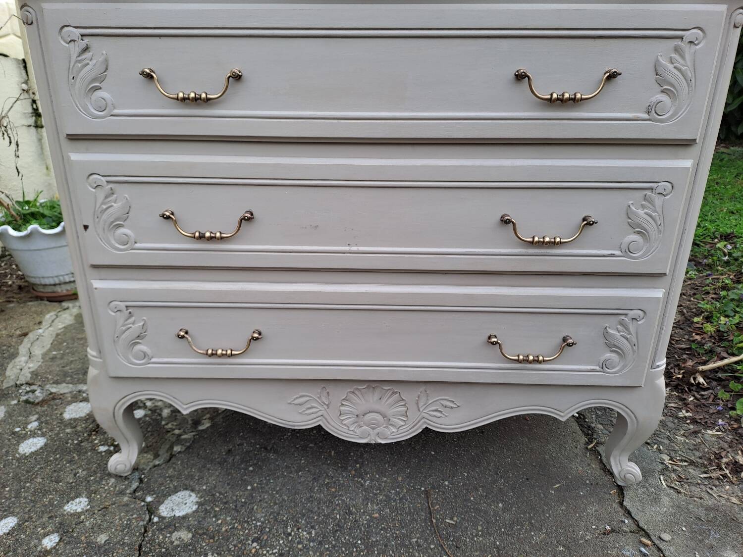 Commode de style louis xv  peinte