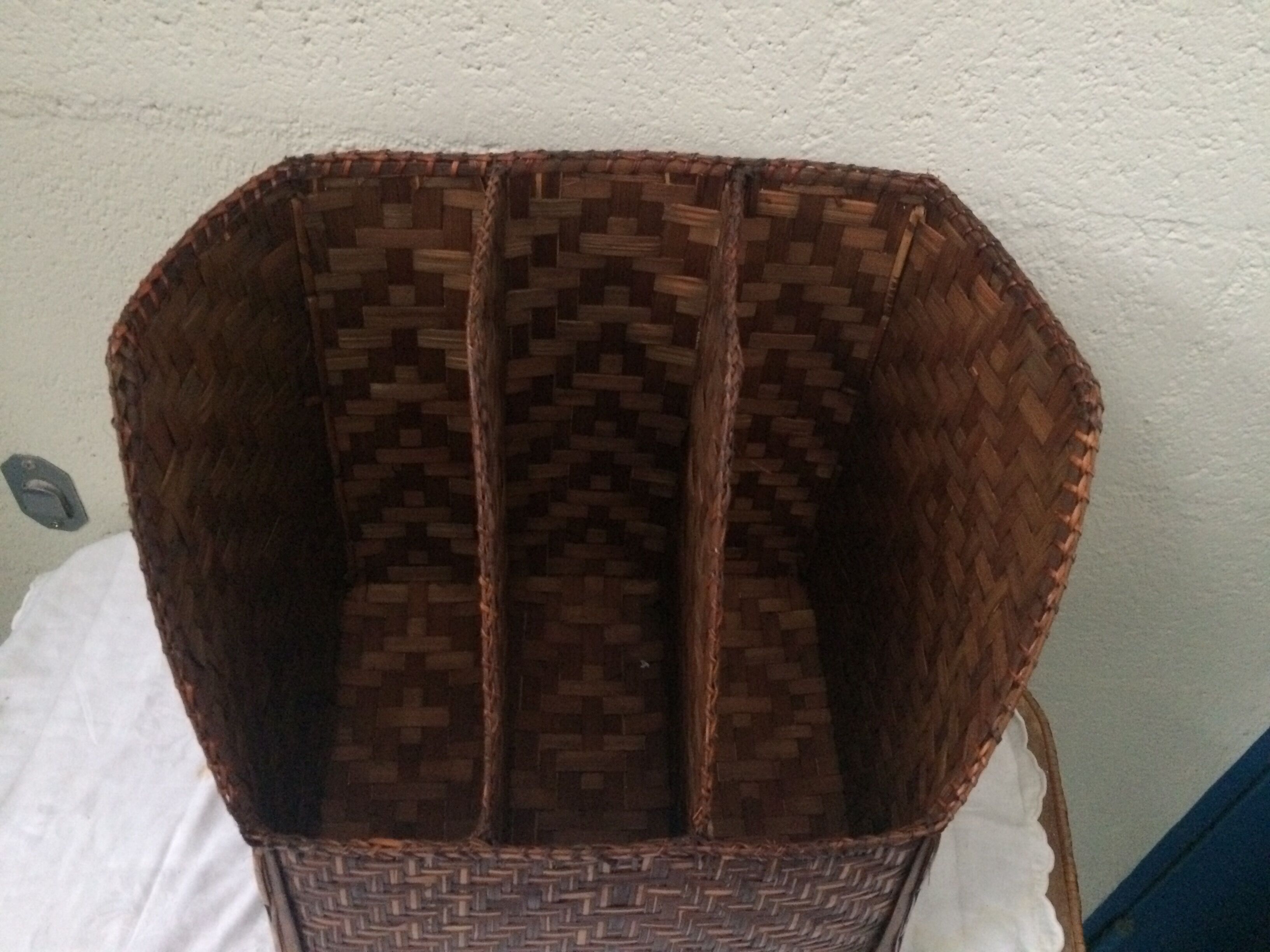 Put documents in two-tone braided bamboo 3 compartments vintage 1970