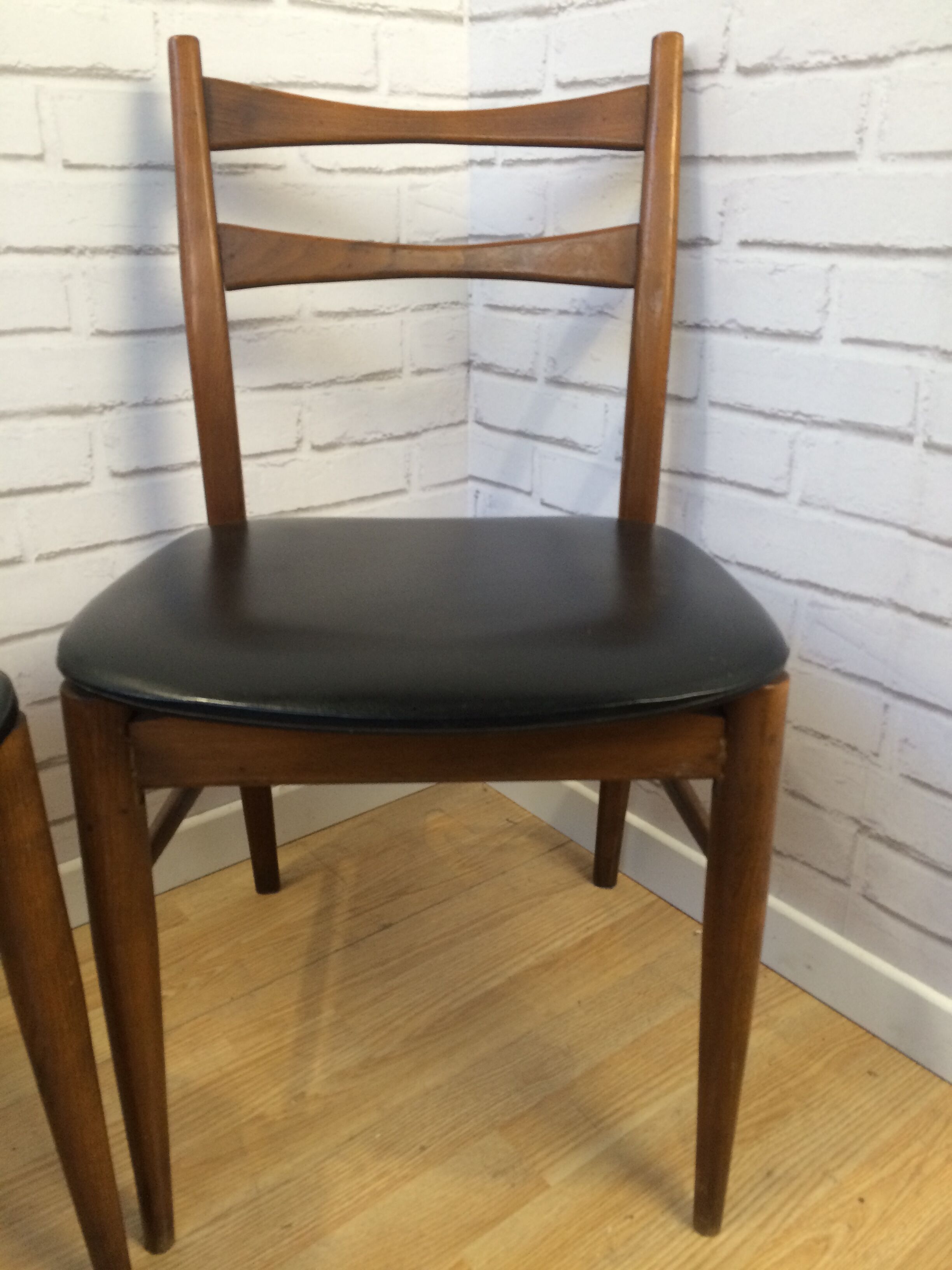 Lot of 2 Scandinavian chairs