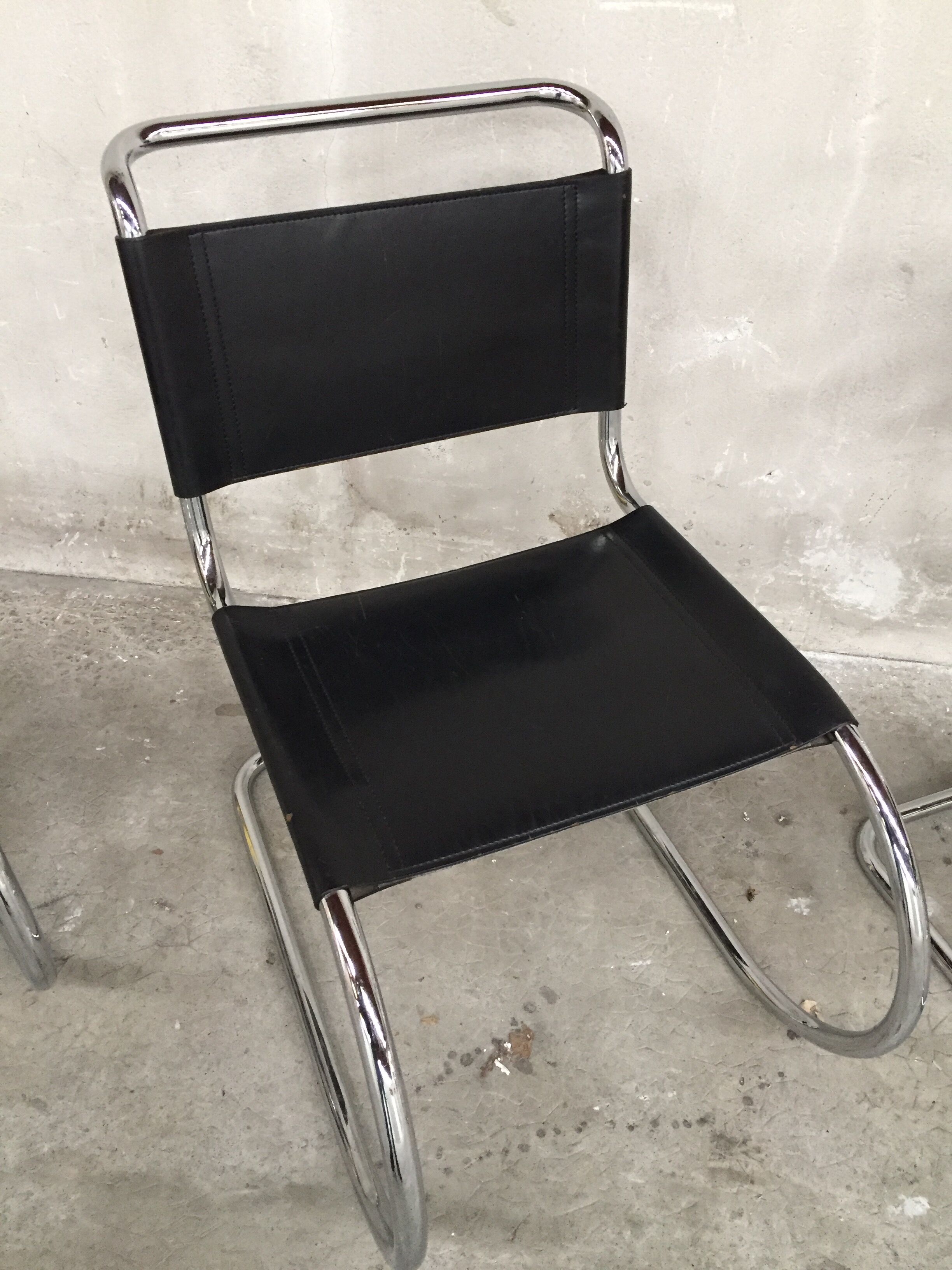 Set of 4 black leather chairs by Ludwig Mies Van Der Rohe