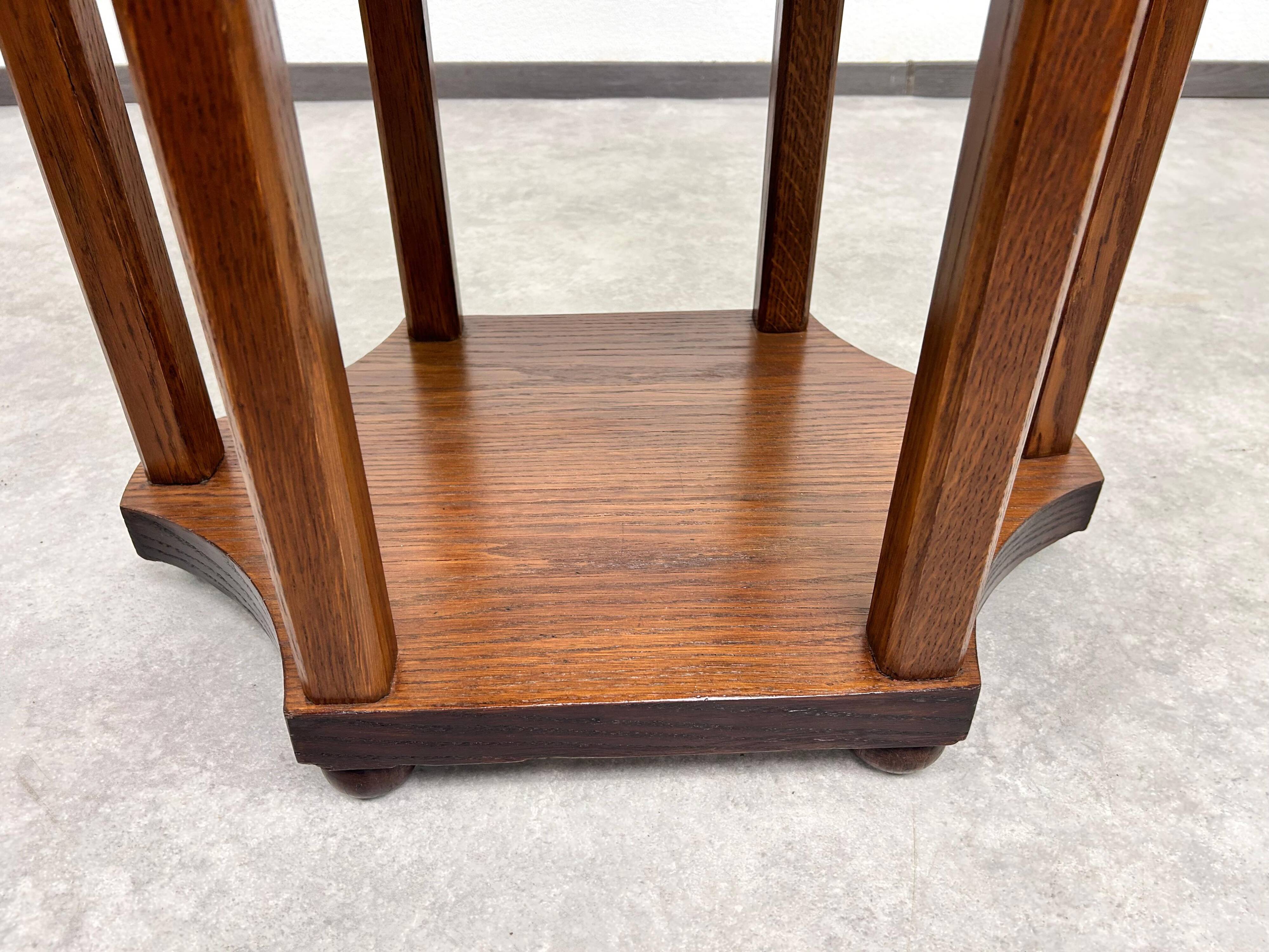 Table d'appoint ovale à six pieds dans le style de la sécession viennoise