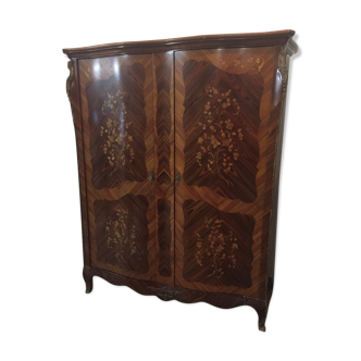 Armoire de style Louis XV avec marqueterie