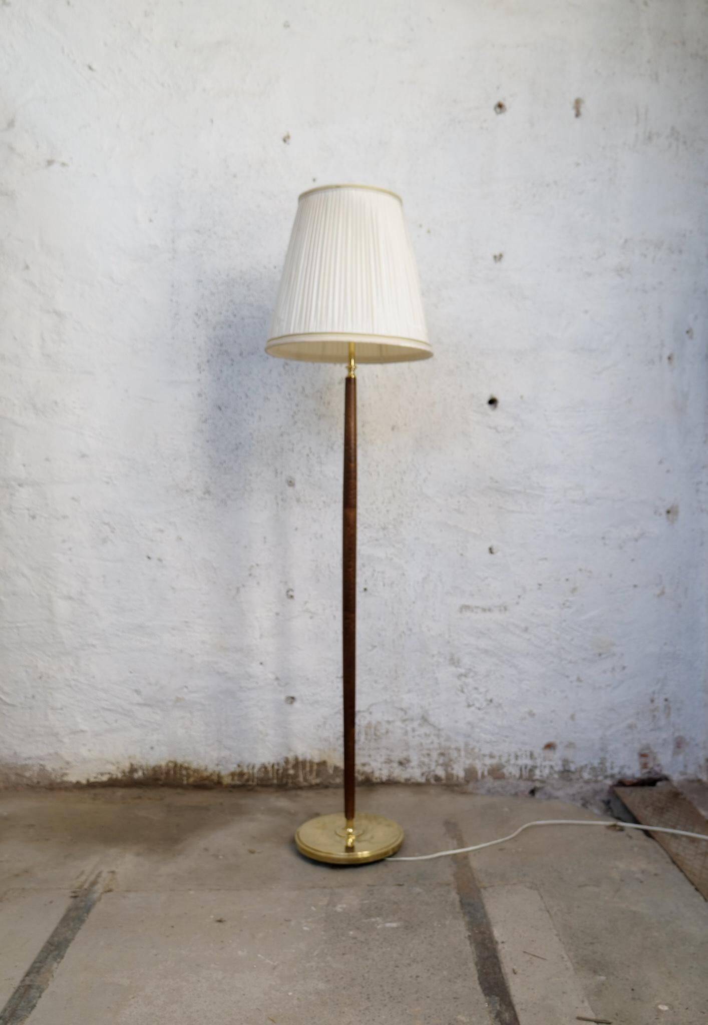 Mid-century floor lamp in brass and polished wood by Böhlmarks, Sweden, 1940s.