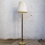 Mid-century floor lamp in brass and polished wood by Böhlmarks, Sweden, 1940s.