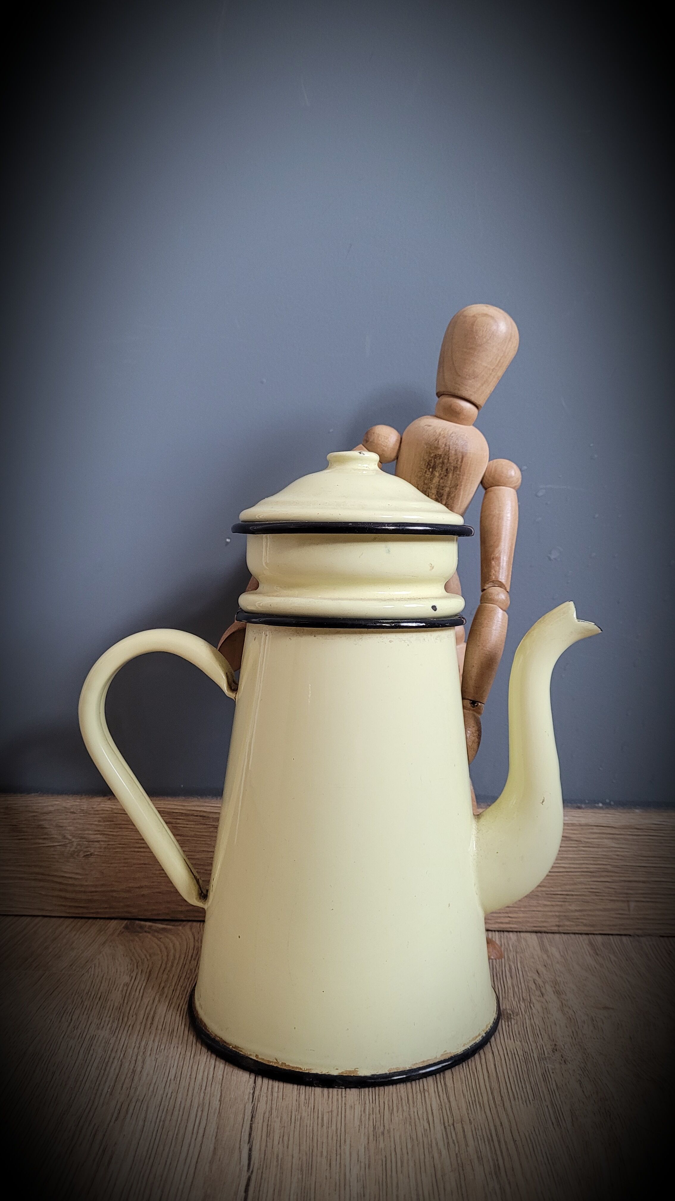 Enamelled yellow coffee maker