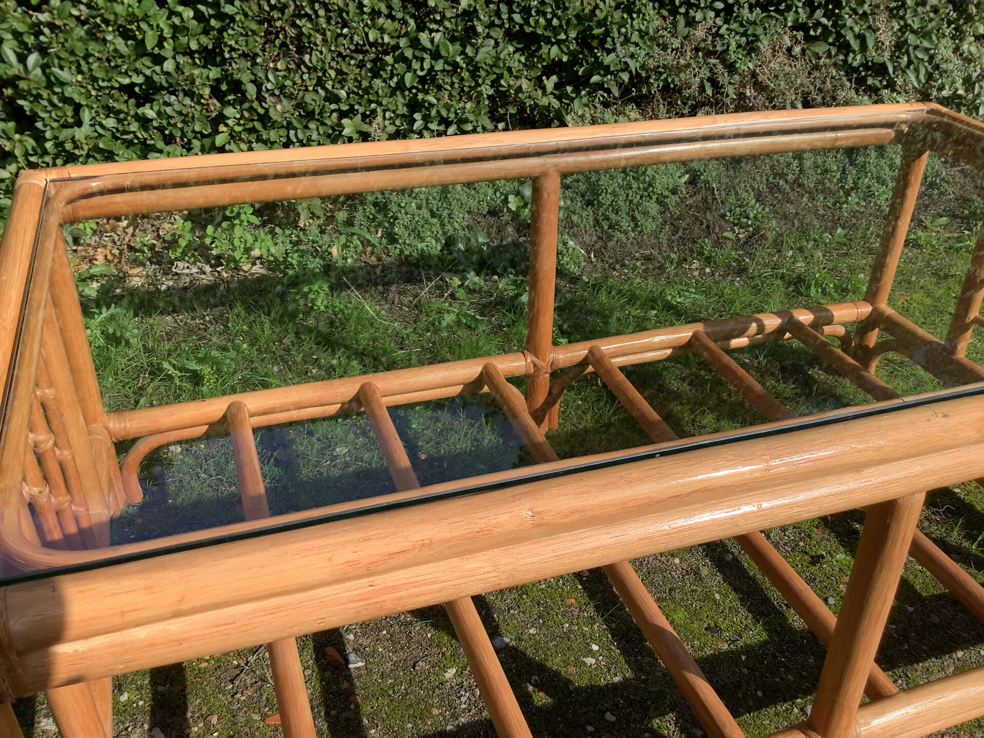 Table basse vintage en rotin et verre