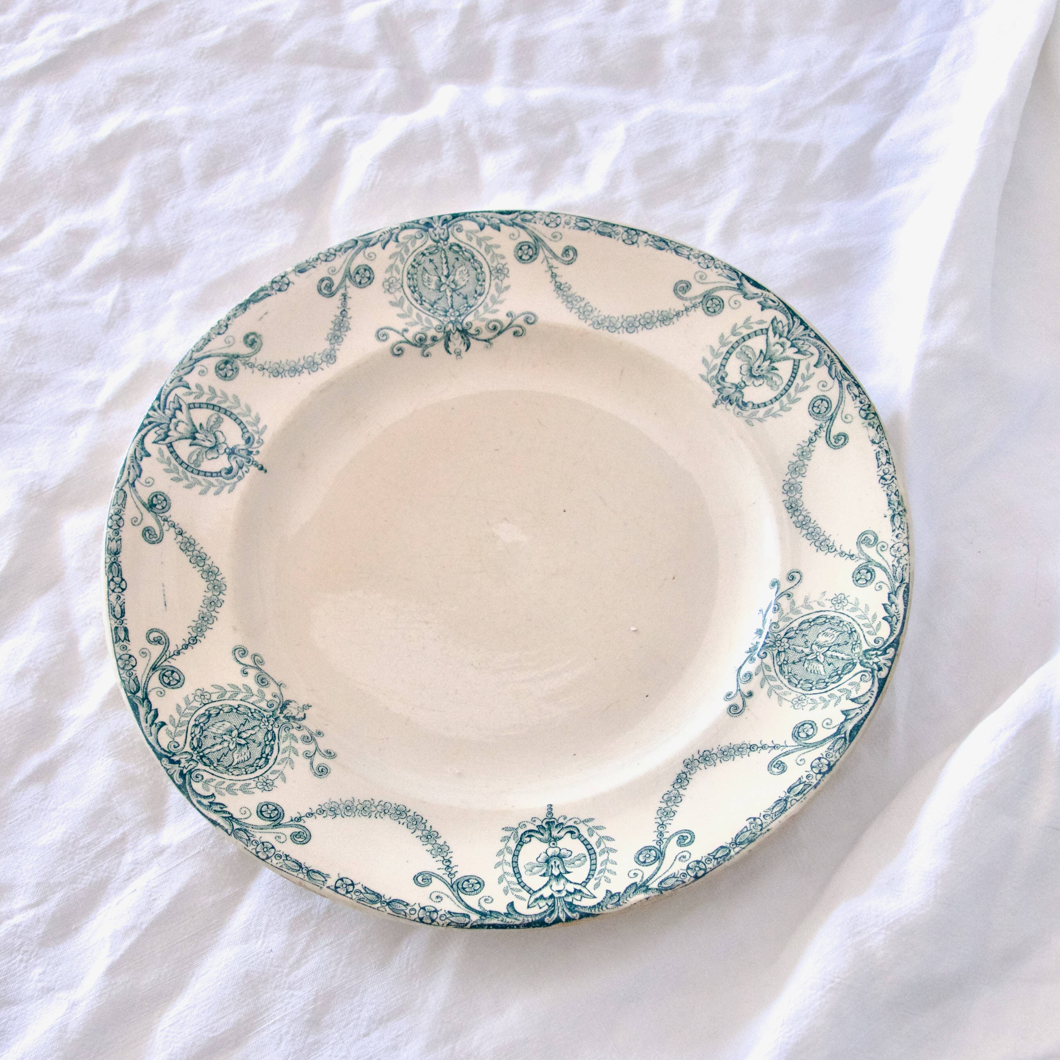 Assiettes plates XIXe Longwy terre de fer "Pierrefonds"