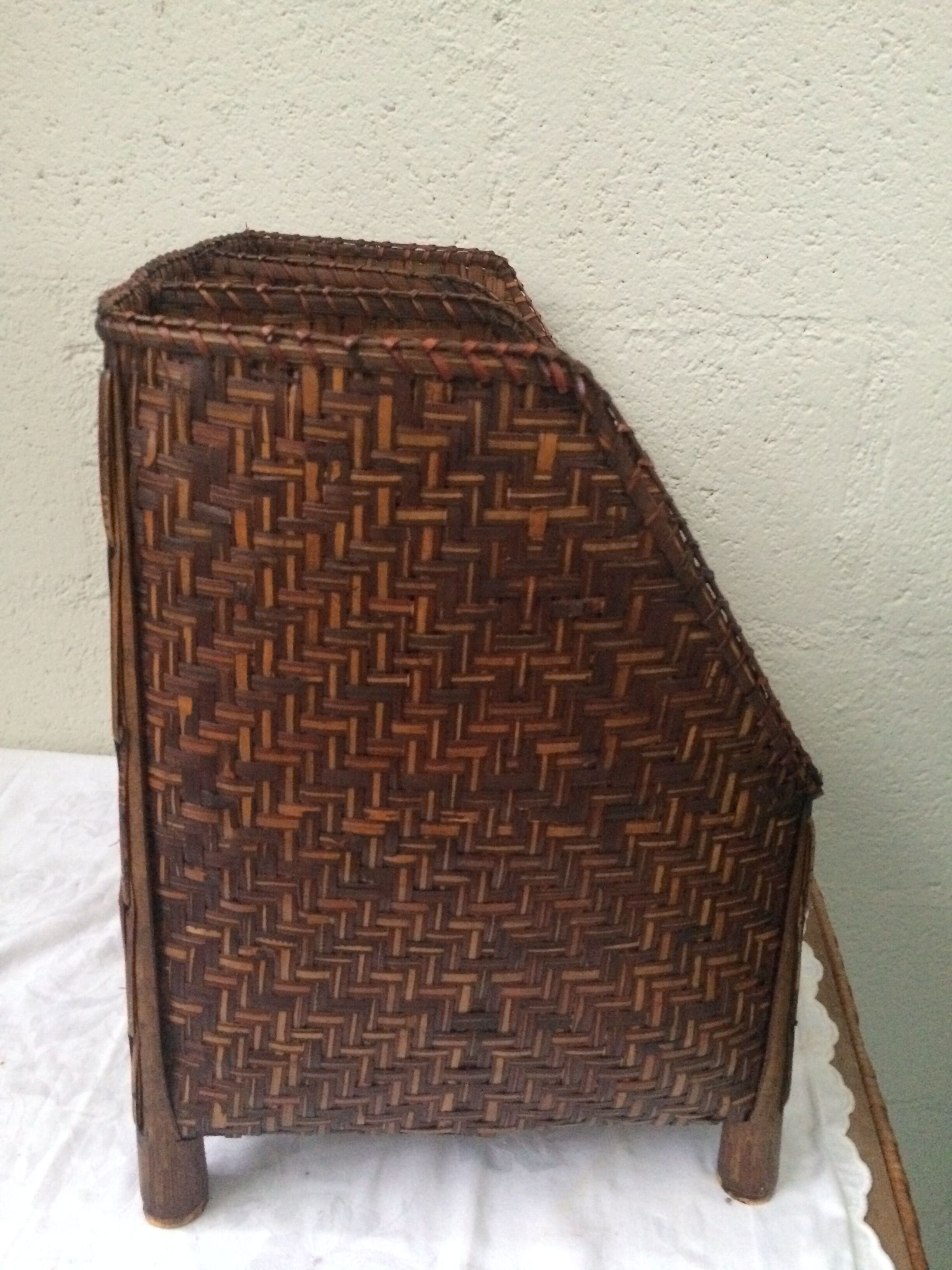 Put documents in two-tone braided bamboo 3 compartments vintage 1970
