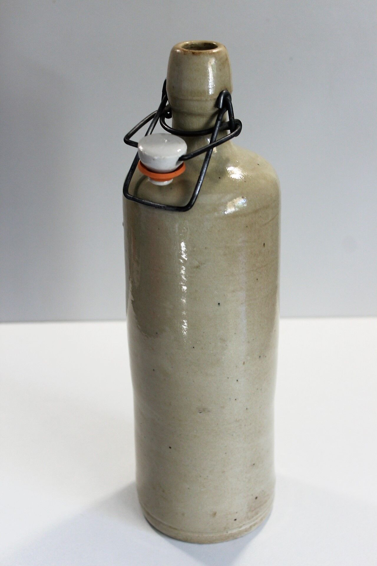 Bouteille en grès vernissé  à bouchon hermétique