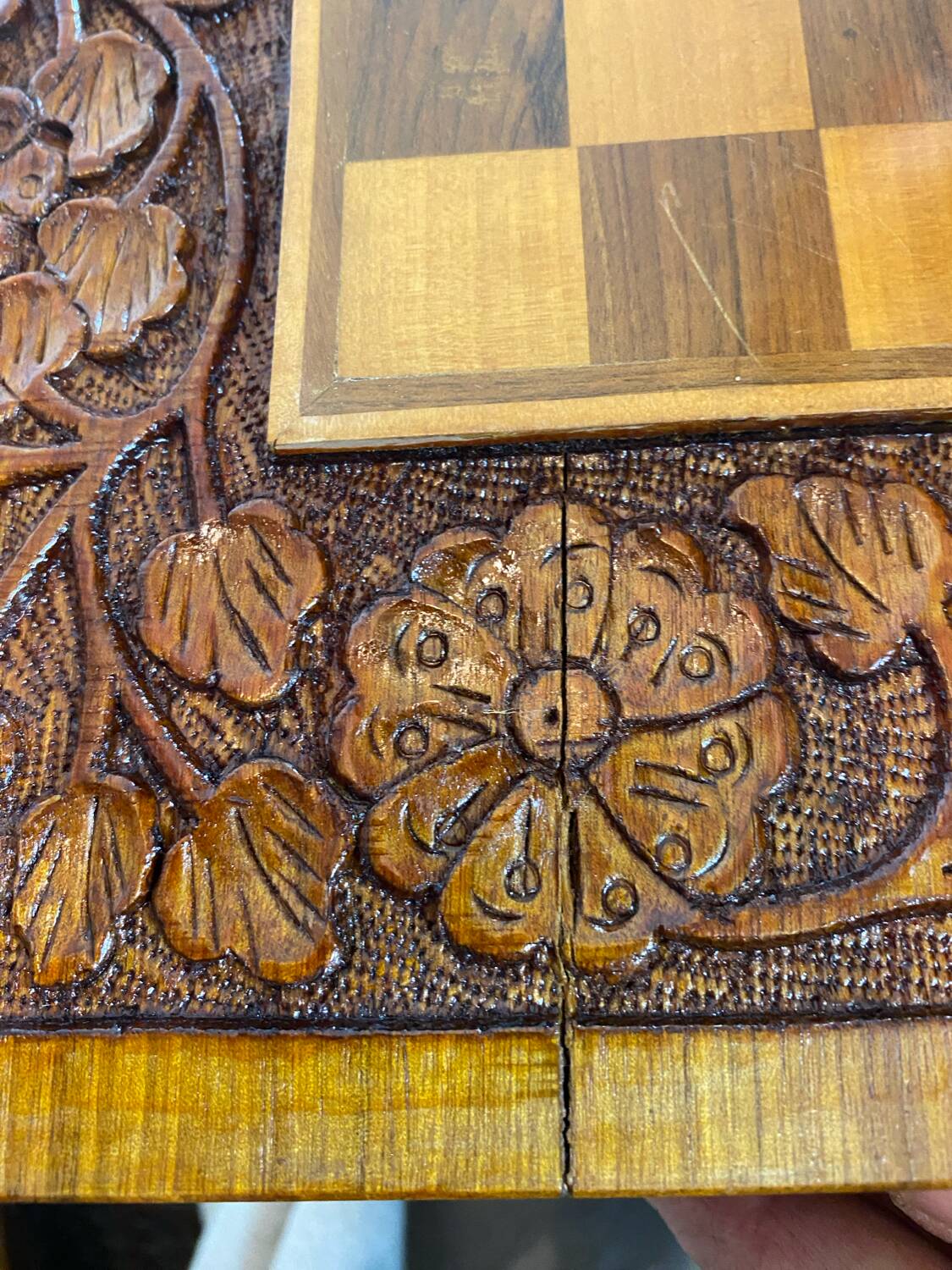 Chess and backgammon set in carved wood and marquetry
