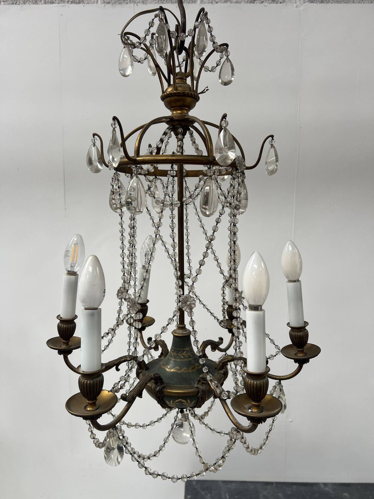 Louis XVI style chandelier with a pearl garland and painted tin, 20th century.