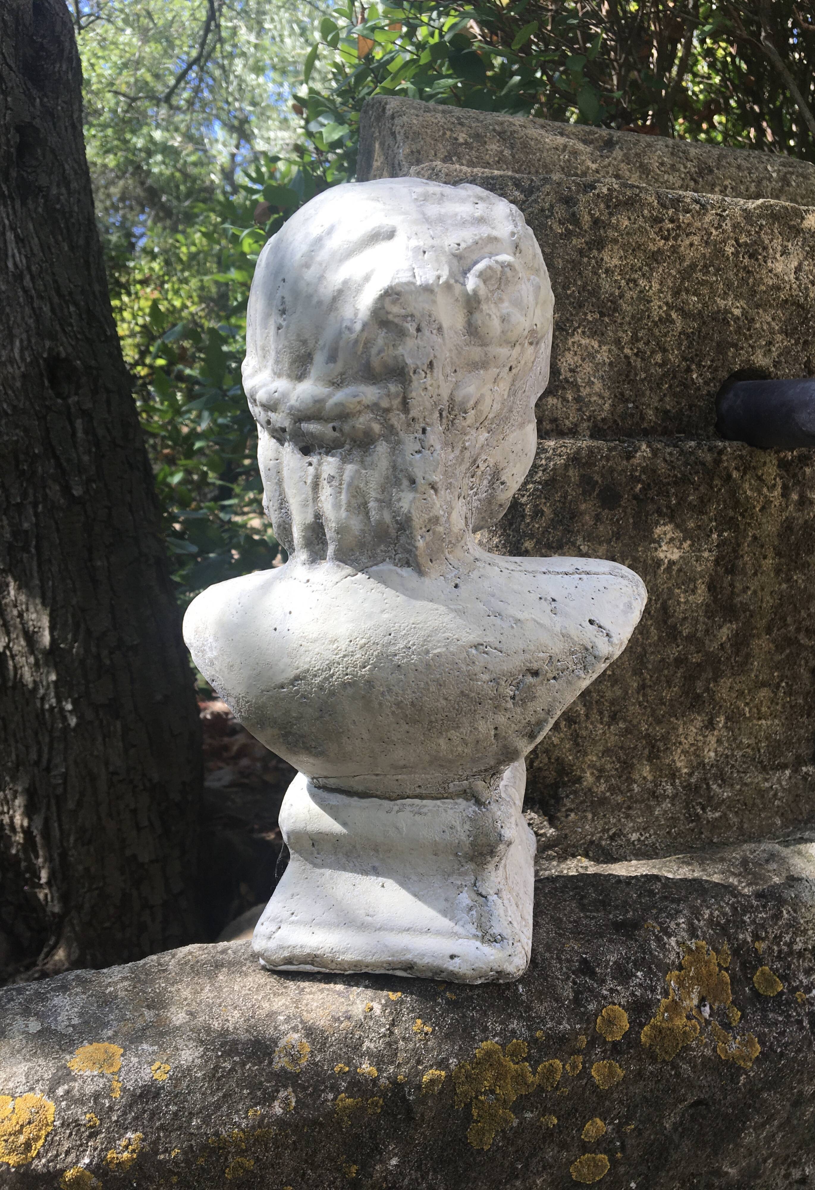 Buste en pierre d’une jeune fille