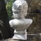 Buste en pierre d’une jeune fille