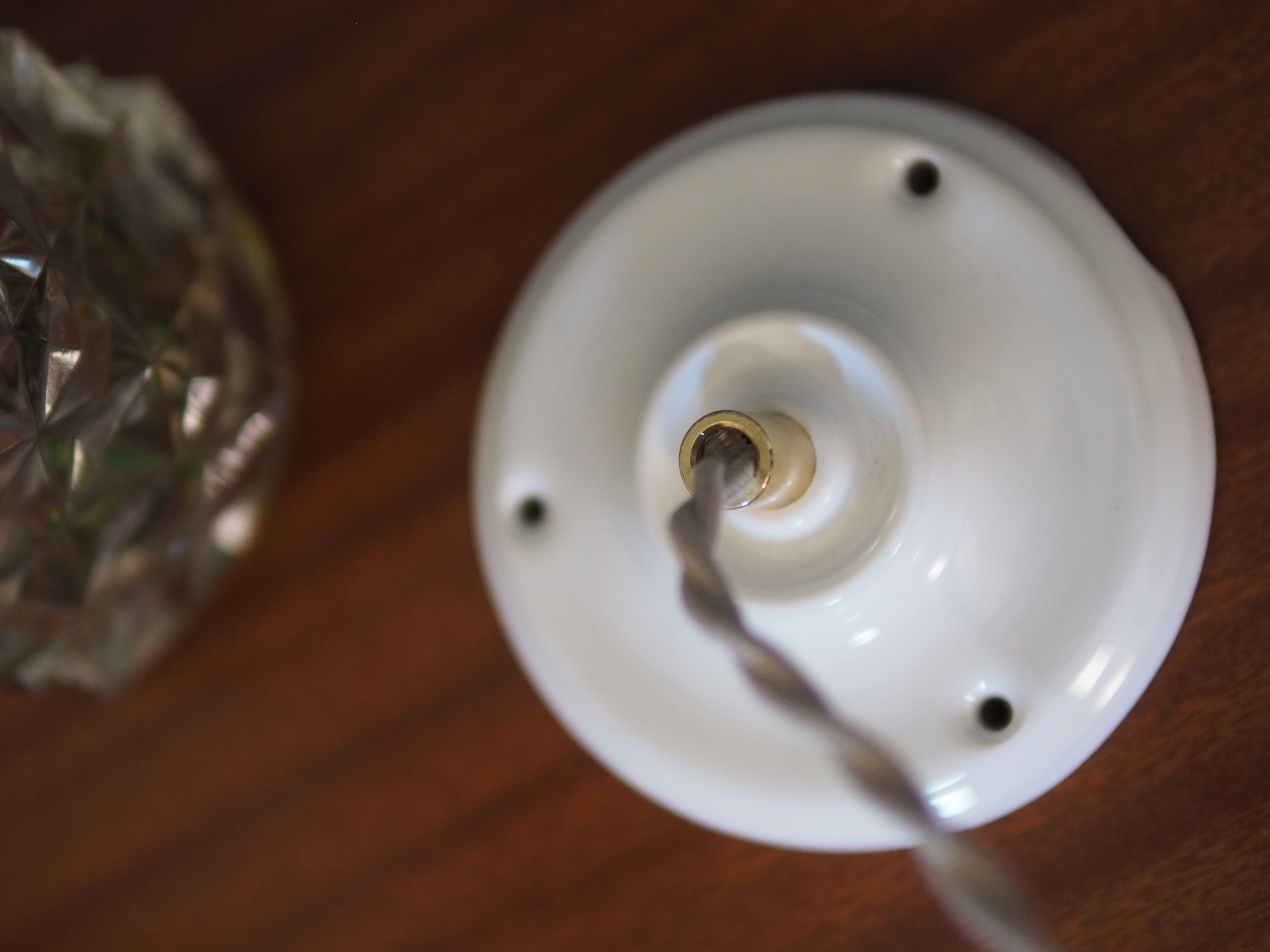 Serrated opaline suspension