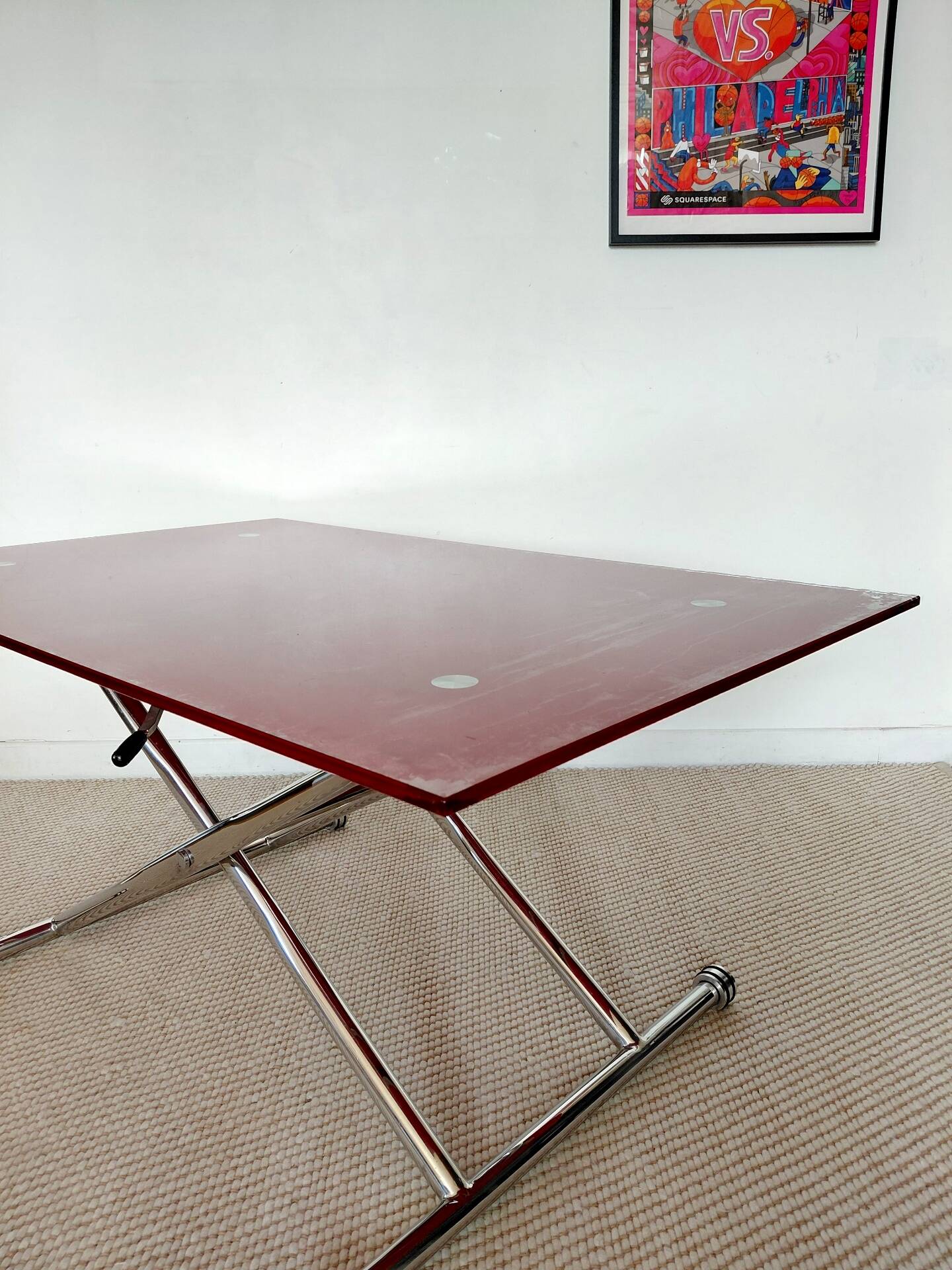 Table relevable vintage verre rouge et chrome-design 1970/1980
