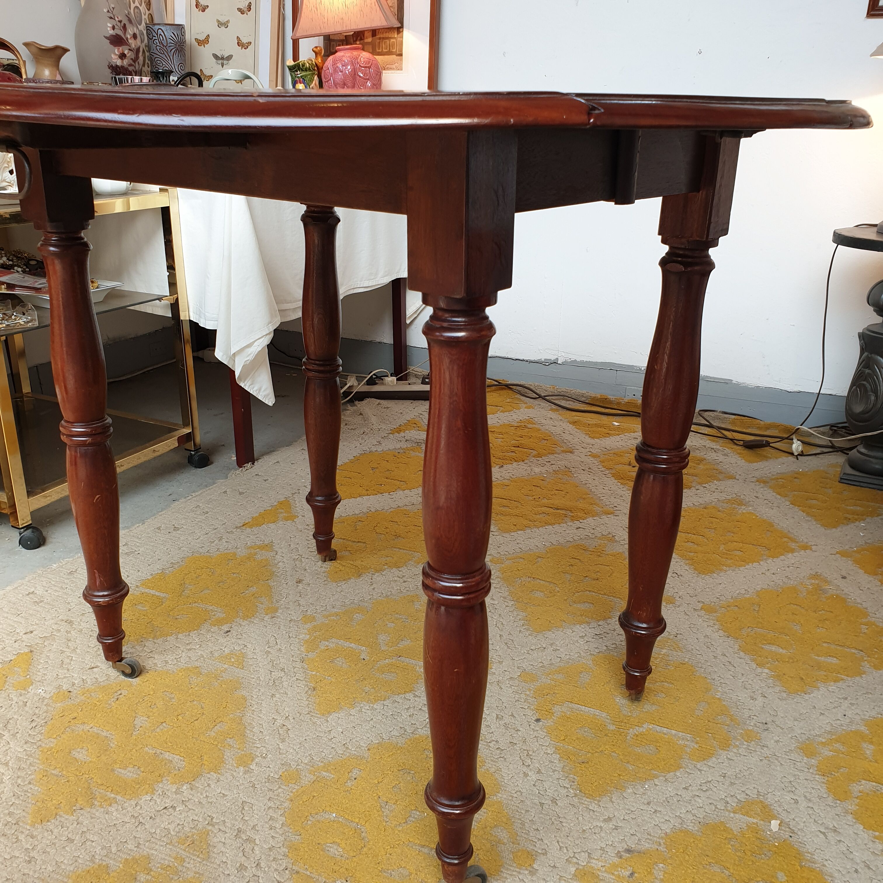 Old-pane-top round table in mahogany