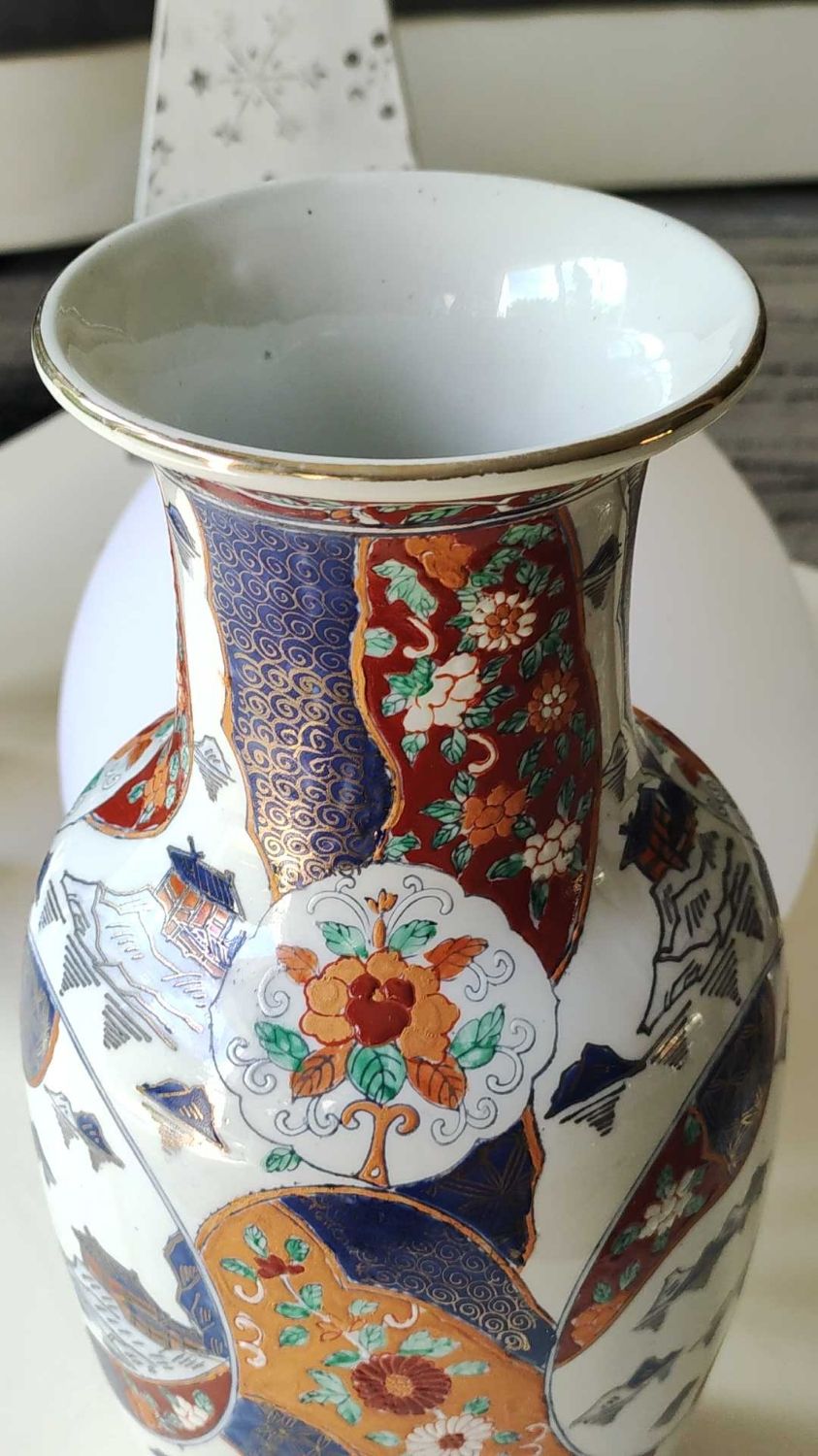 Chinese baluster vase in glazed ceramics. Wild, floral nature. Imari style. 32 cm