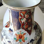 Chinese baluster vase in glazed ceramics. Wild, floral nature. Imari style. 32 cm