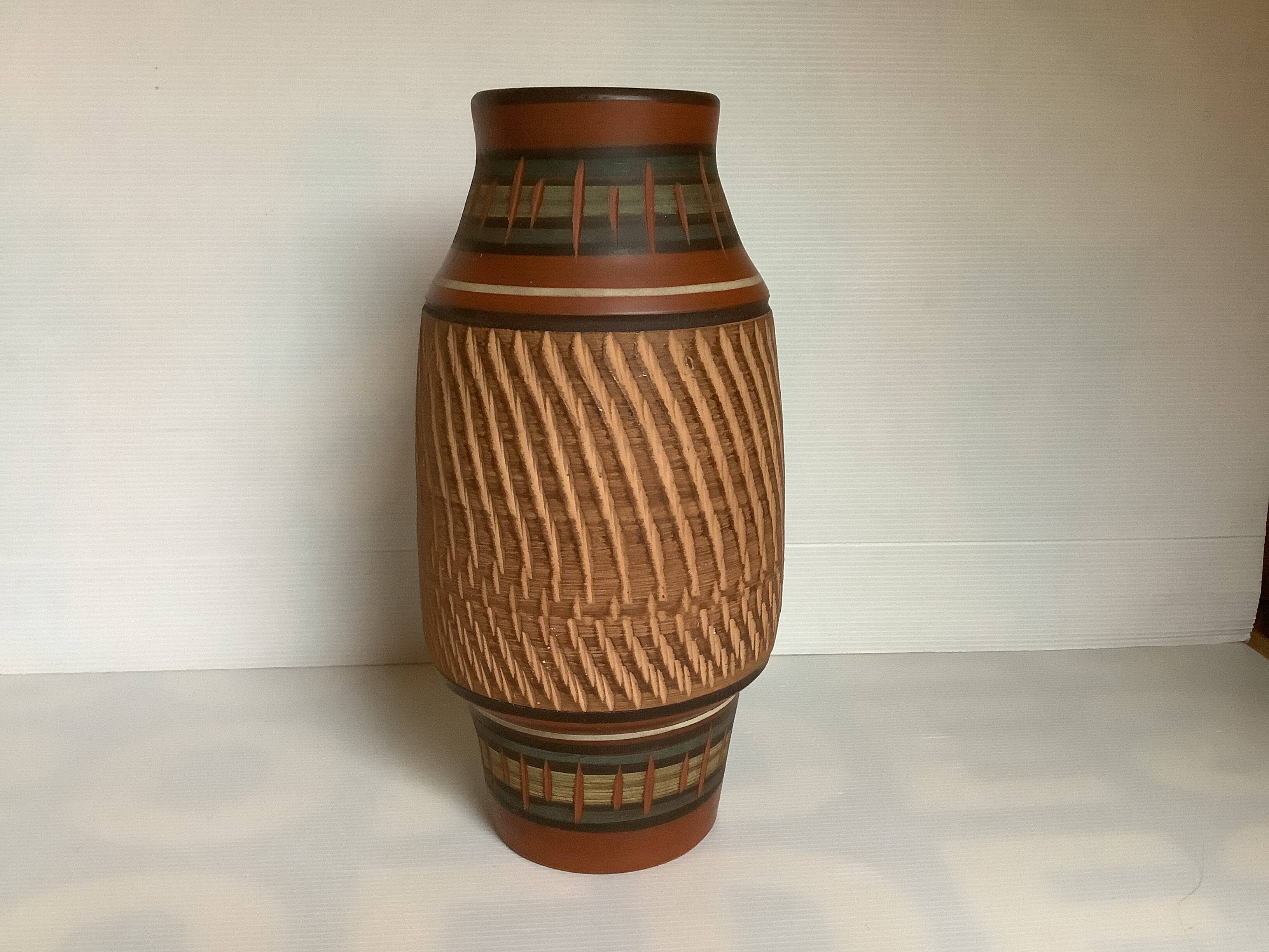 Homvombeit terra cotta vase