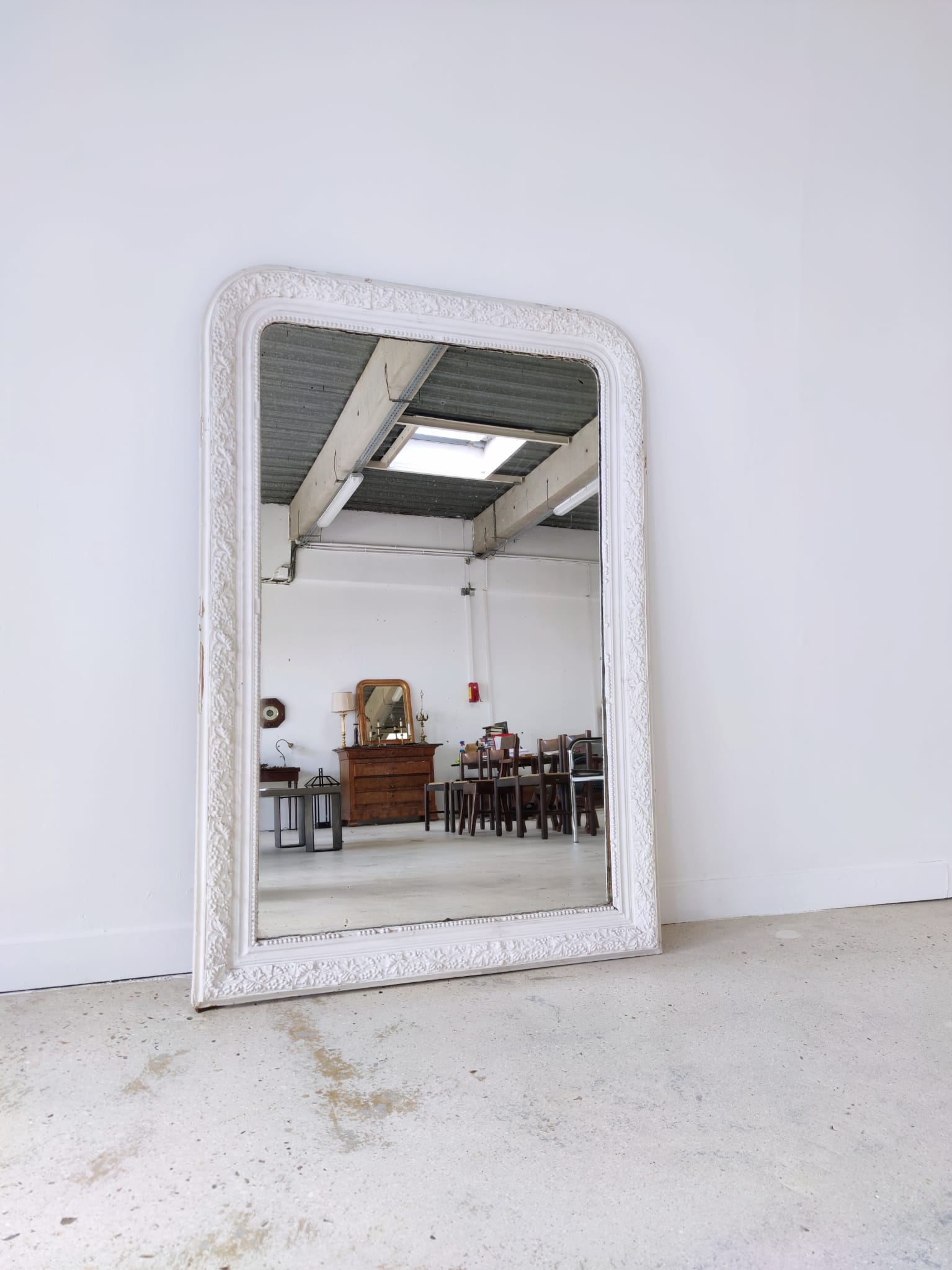 White lacquered wood mirror