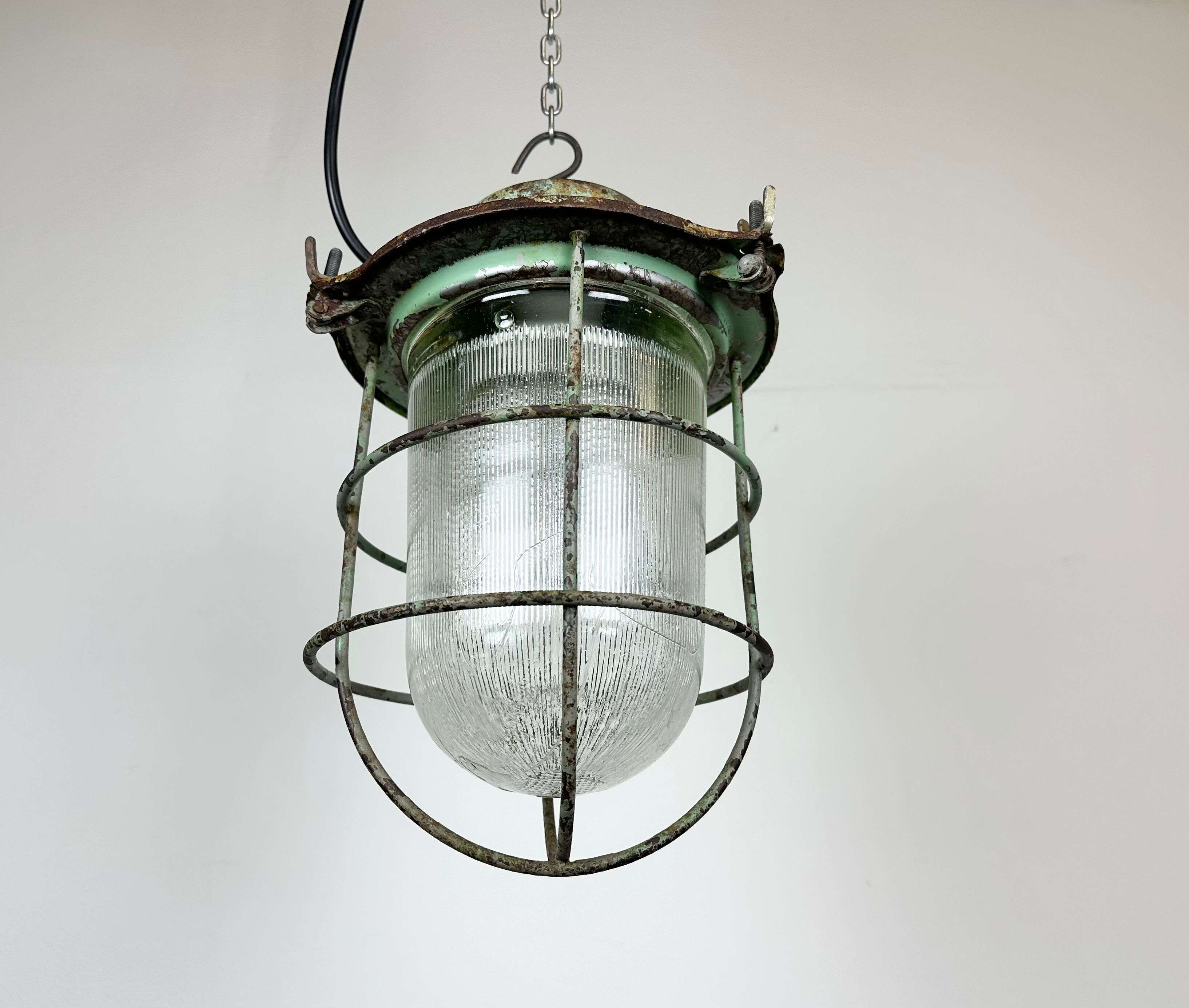 Suspension de bunker industriel soviétique vert avec grille de fer, années 1960