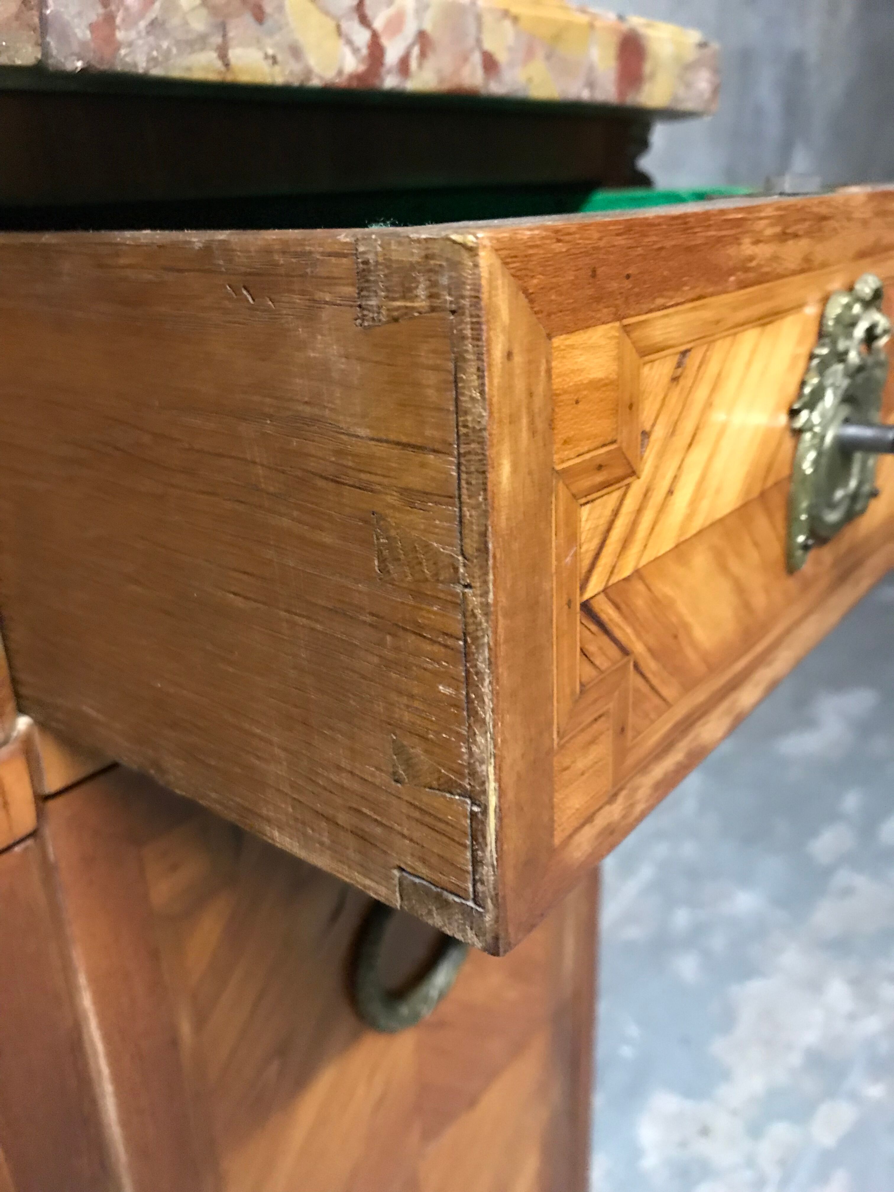 Transition chest of drawers 1900 inlaid with marquetry