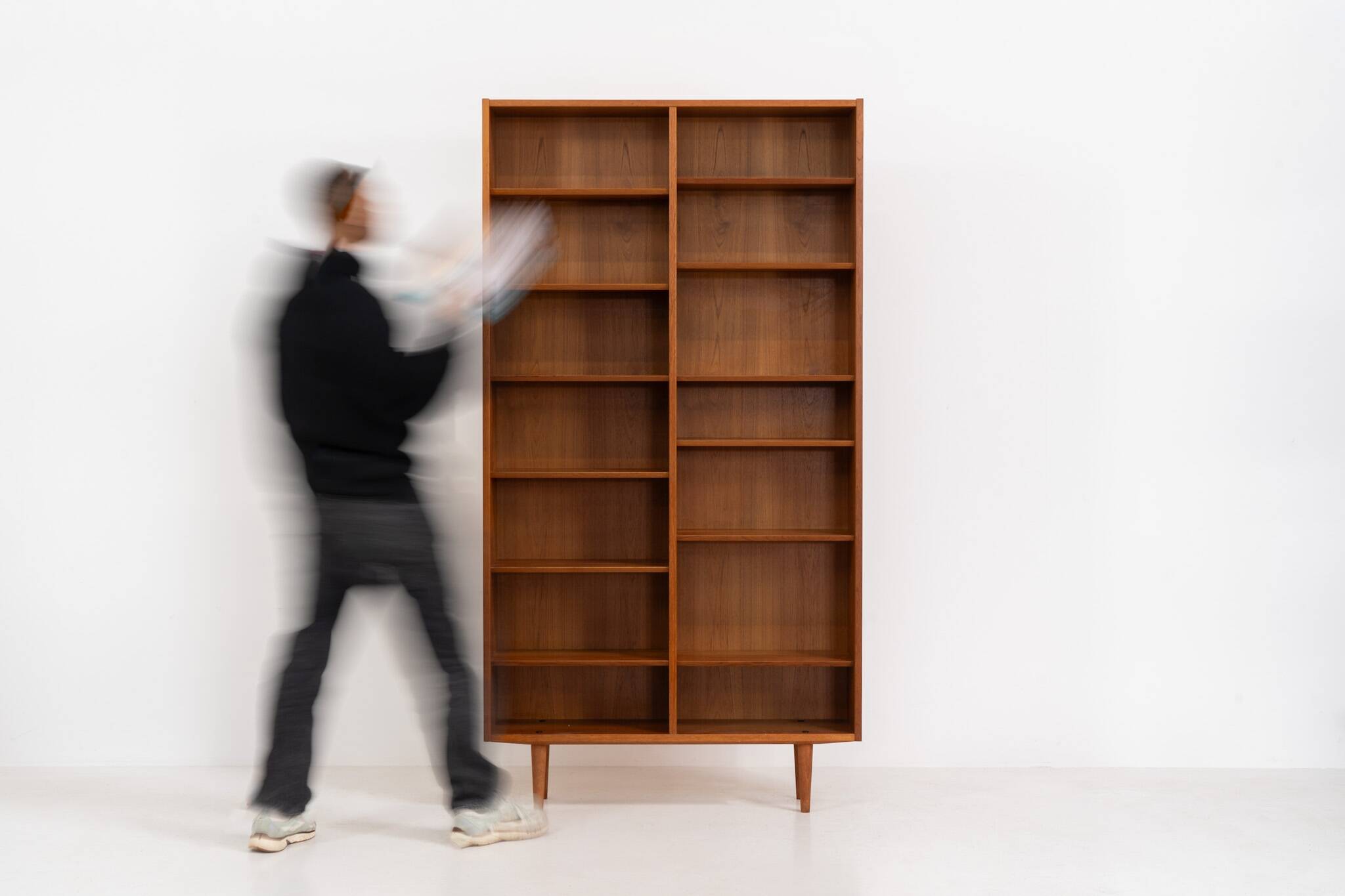 Bibliothèque du milieu du siècle par Poul Hundevad