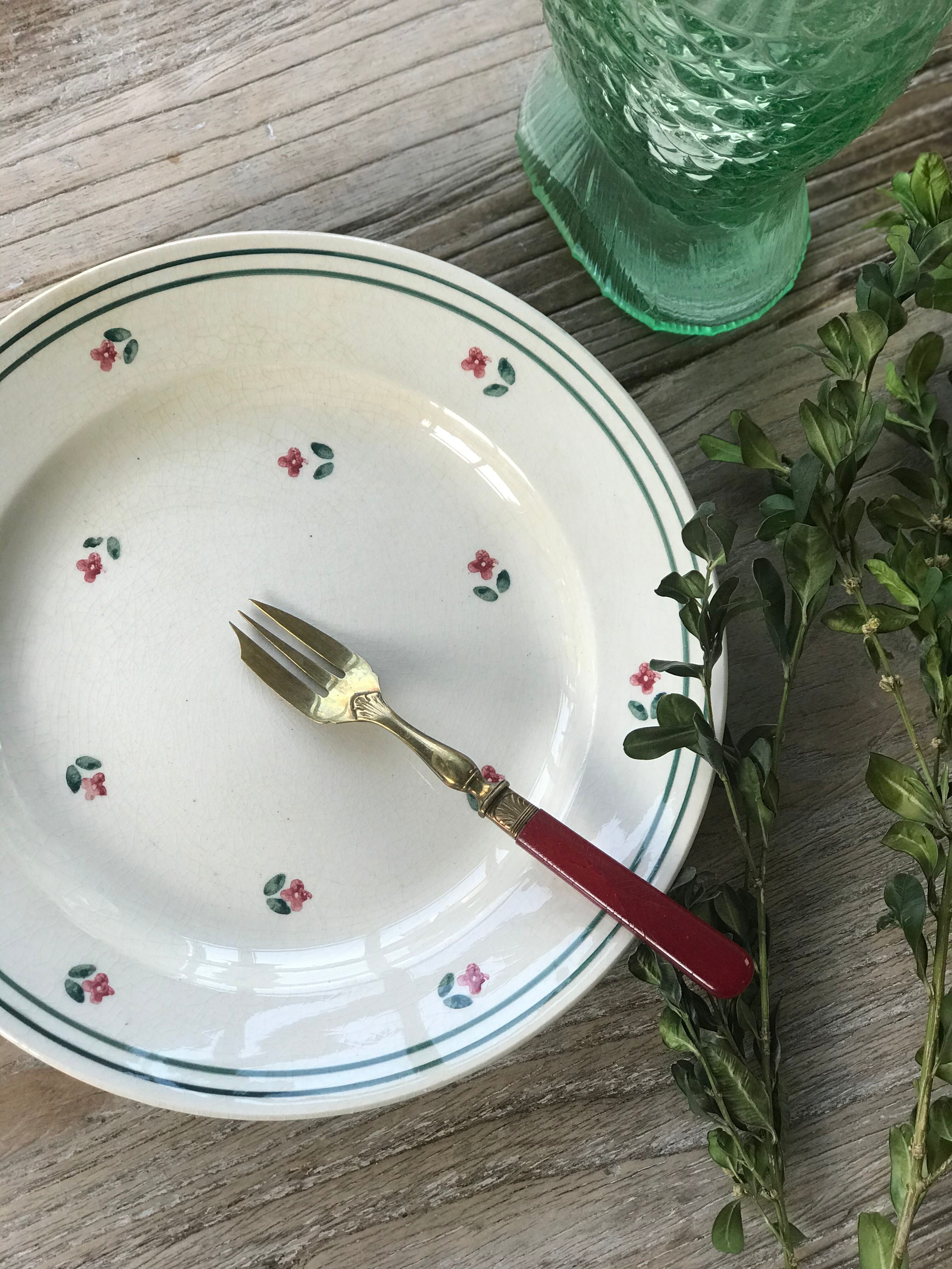 Lot of 6 white plates pattern flowers signed Gien porcelain