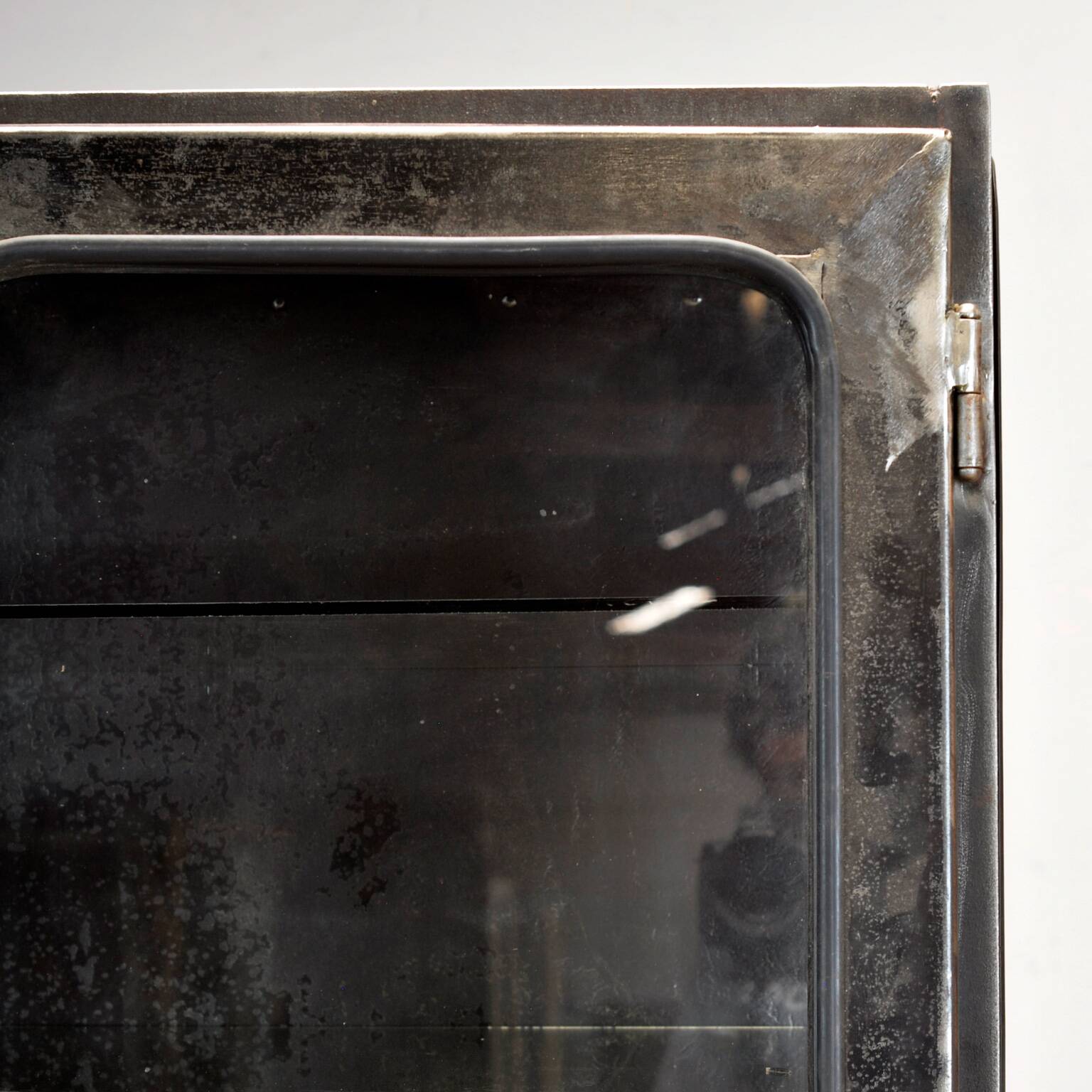 armoire médicale polie, années 1970