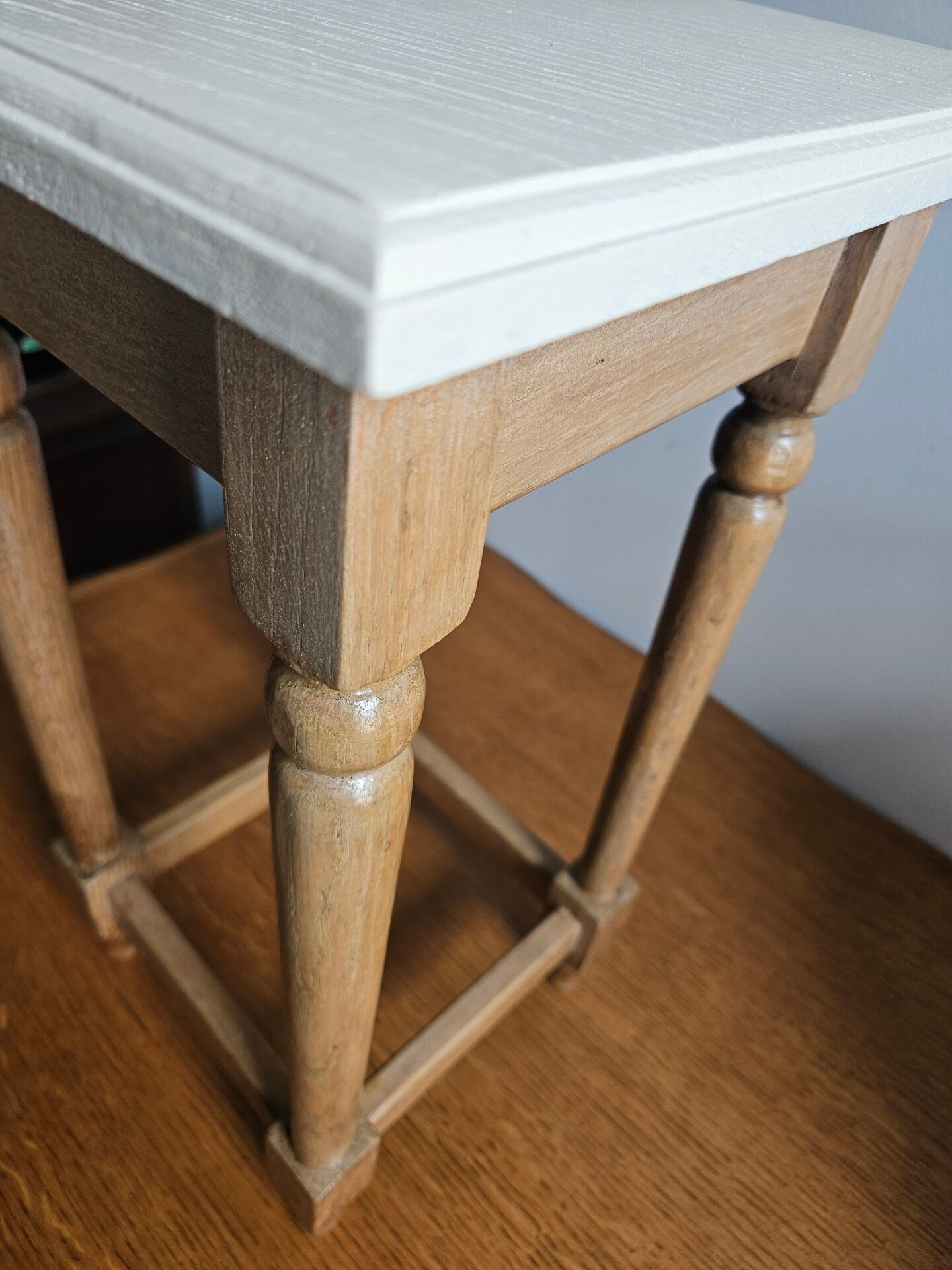 Tabouret ancien en bois brut et blanc cassé