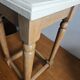 Tabouret ancien en bois brut et blanc cassé