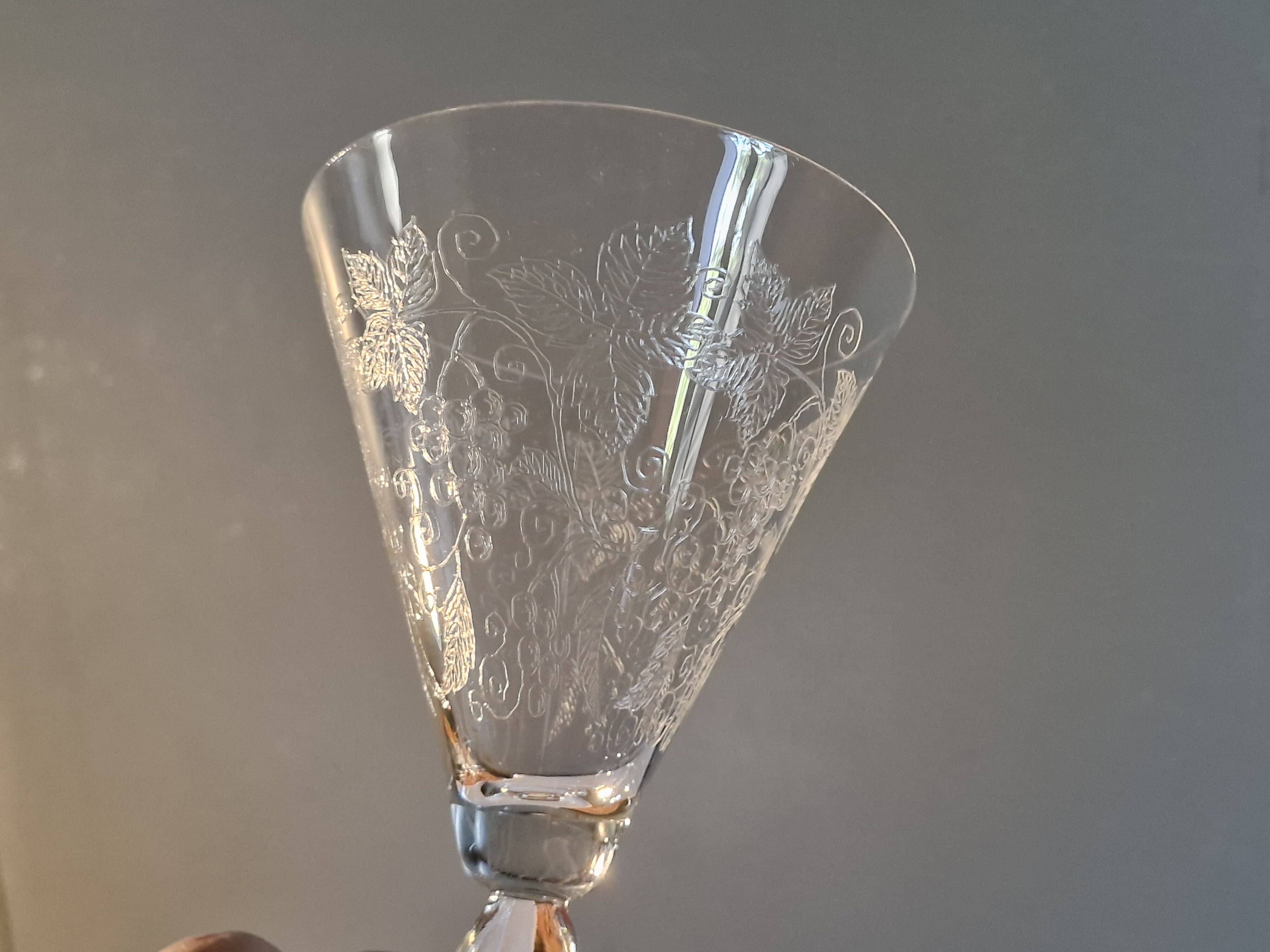 8 large Art Deco crystal glasses, grape clusters (+ 2 gifts)