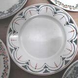 Six assiettes dépareillées en faîence