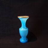 Vase en verre opalin couleur bleu ciel