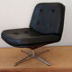 Fauteuil pivotant en skaï noir années 60