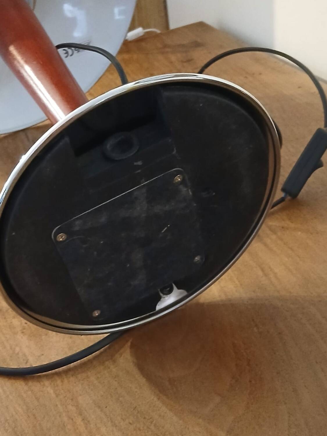 Mushroom lamp called "liner"