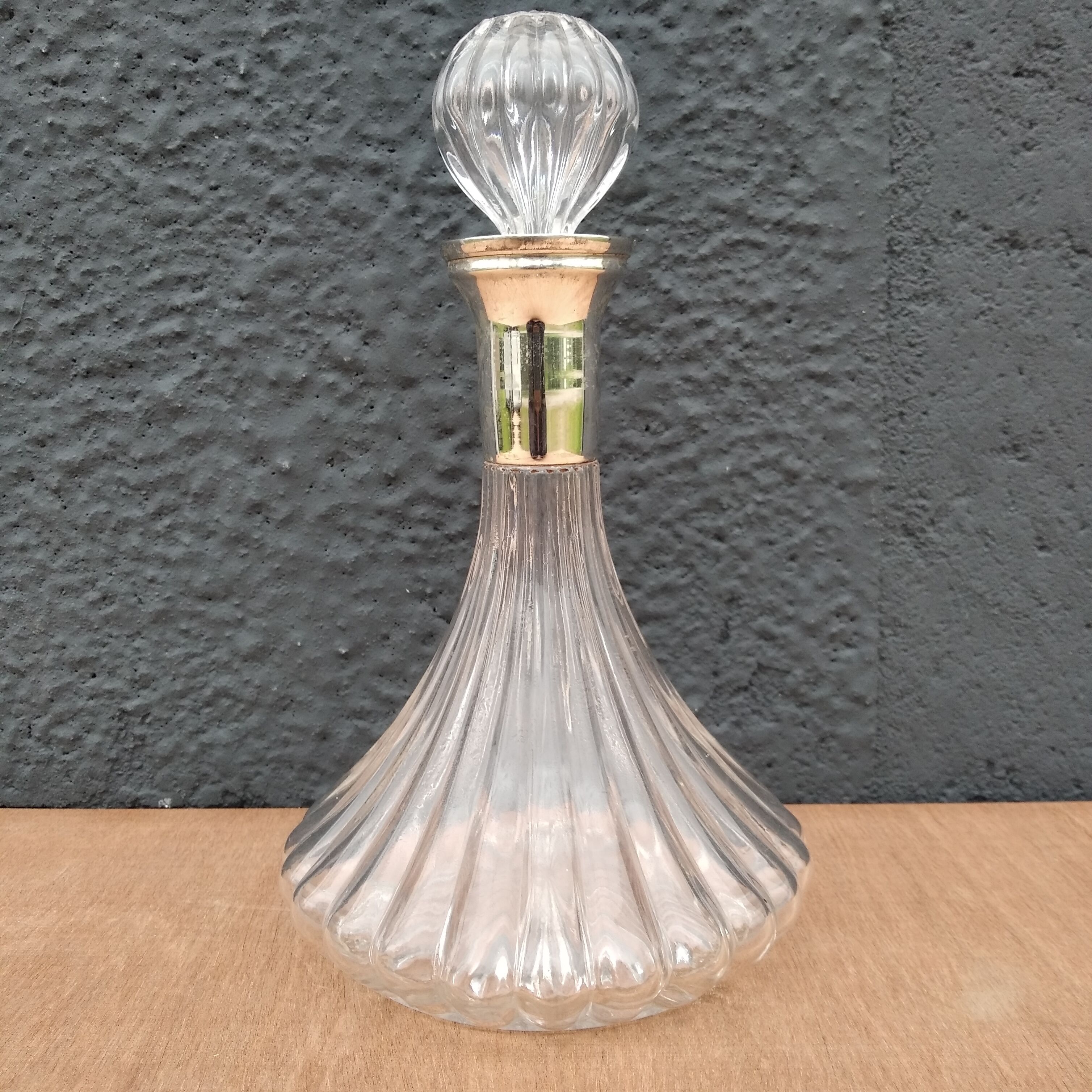 Carafe à vin verre et métal argenté