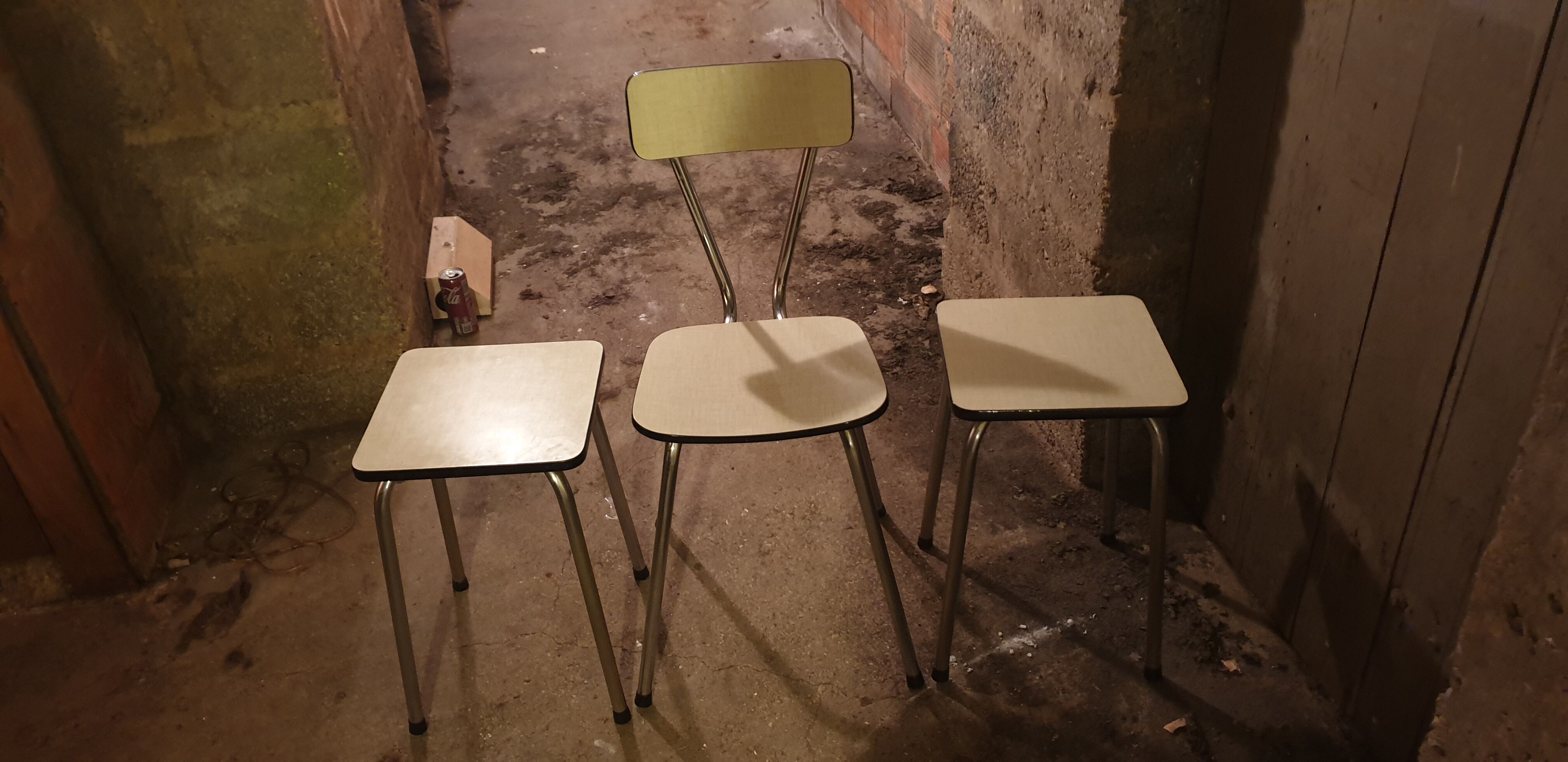 Chaise et tabourets  formica