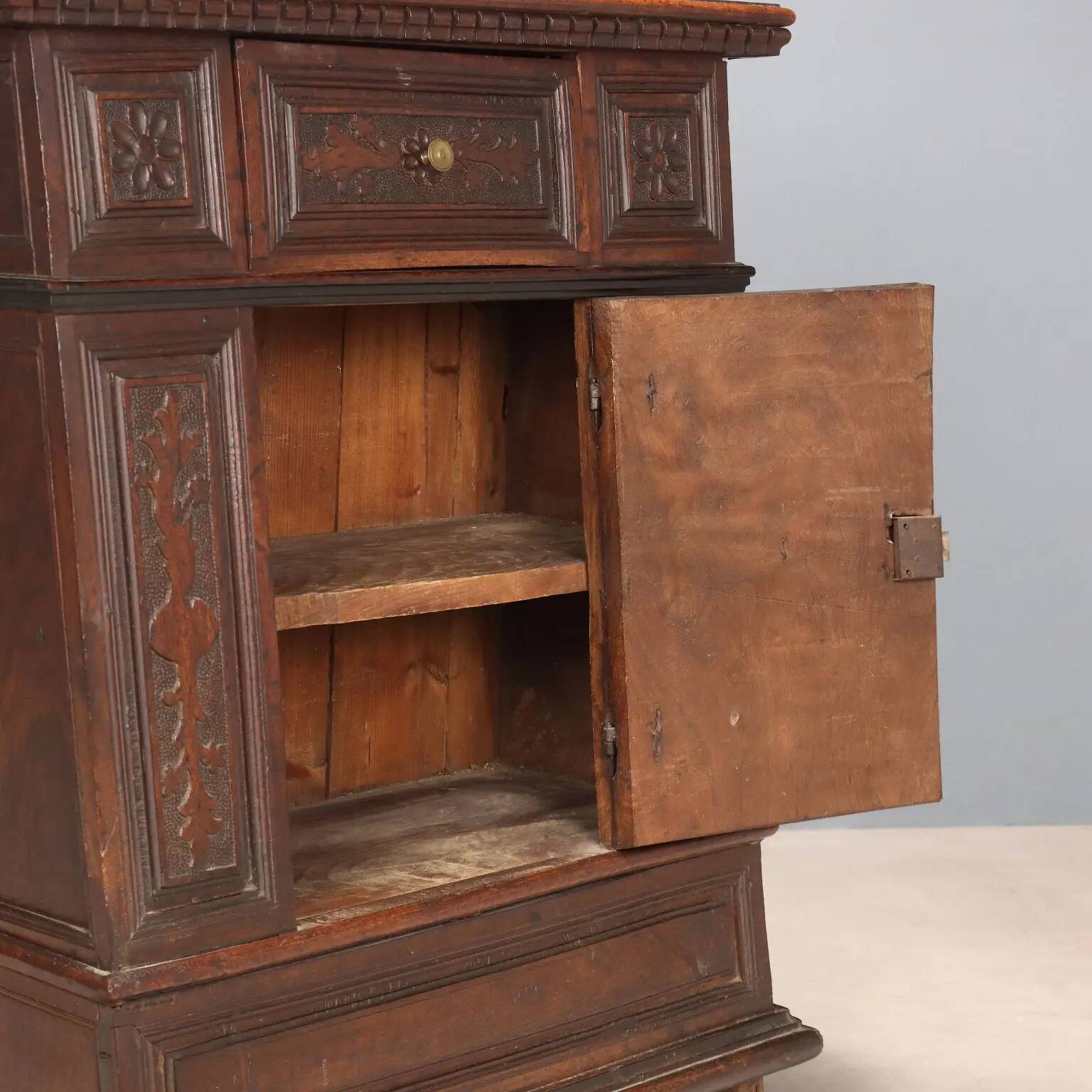 Antique baroque bedside table in walnut, Italy, early 18th century.