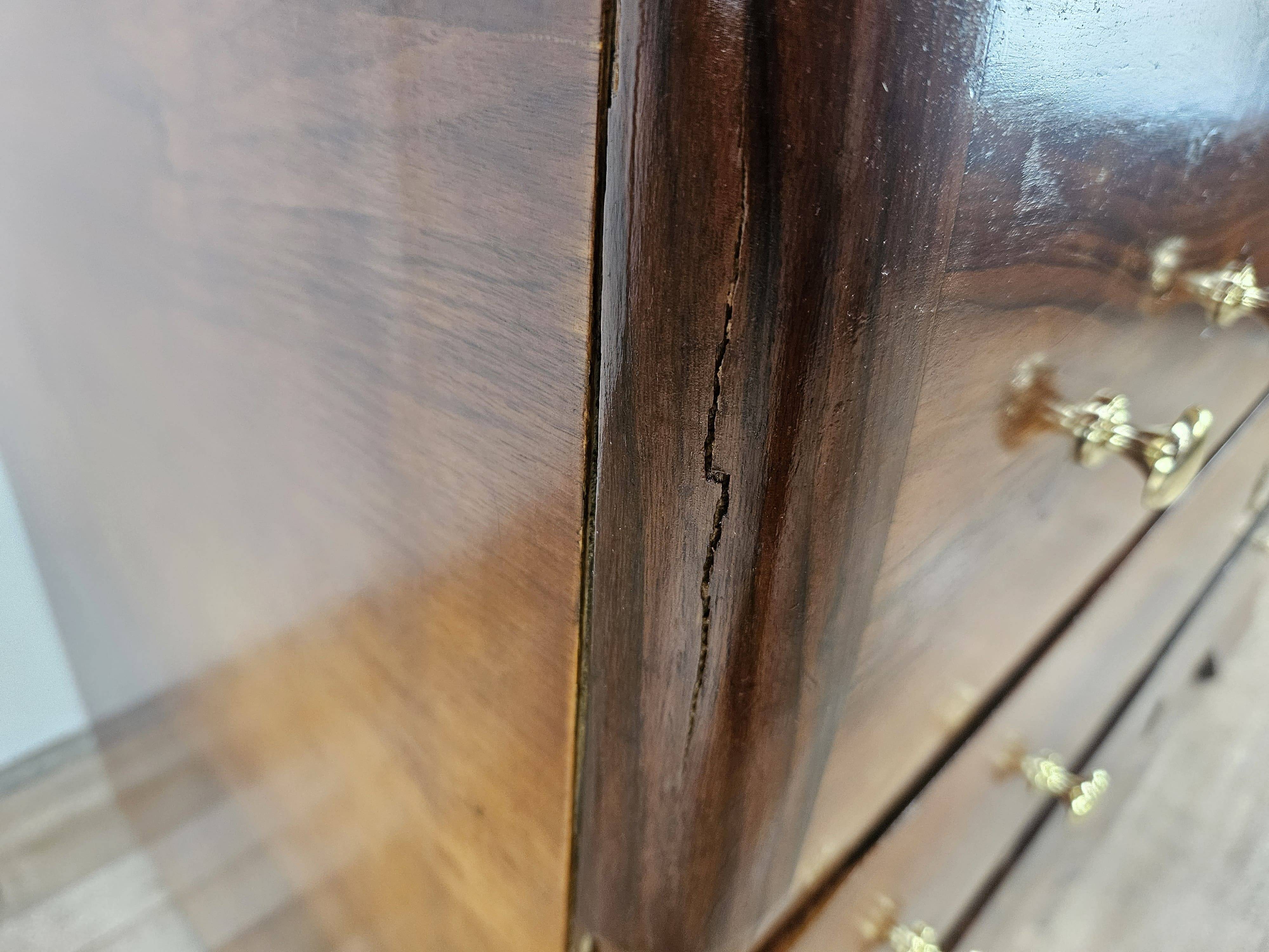 Commode Art Déco en noyer et laiton