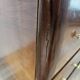 Commode Art Déco en noyer et laiton