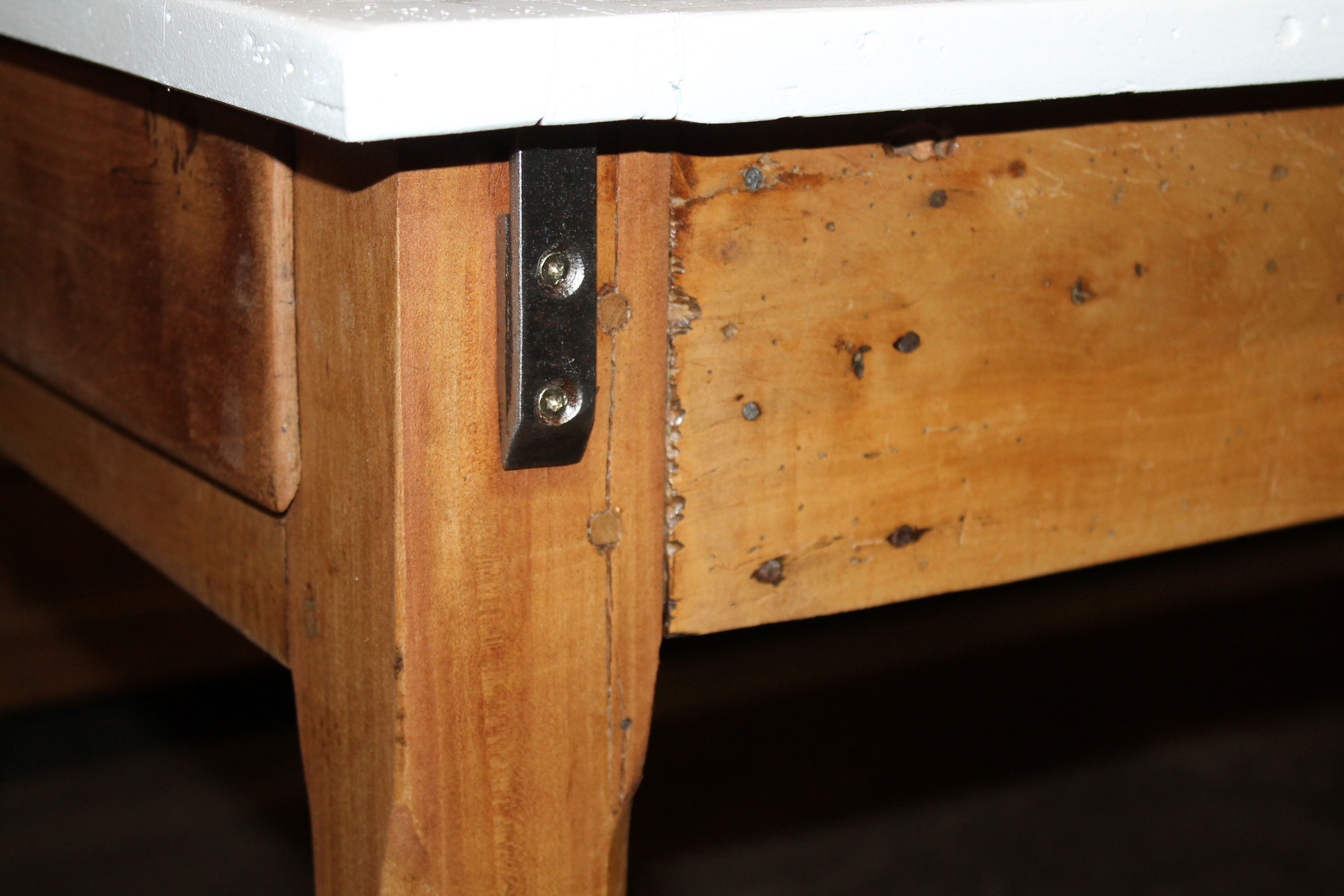 Extendable farm table