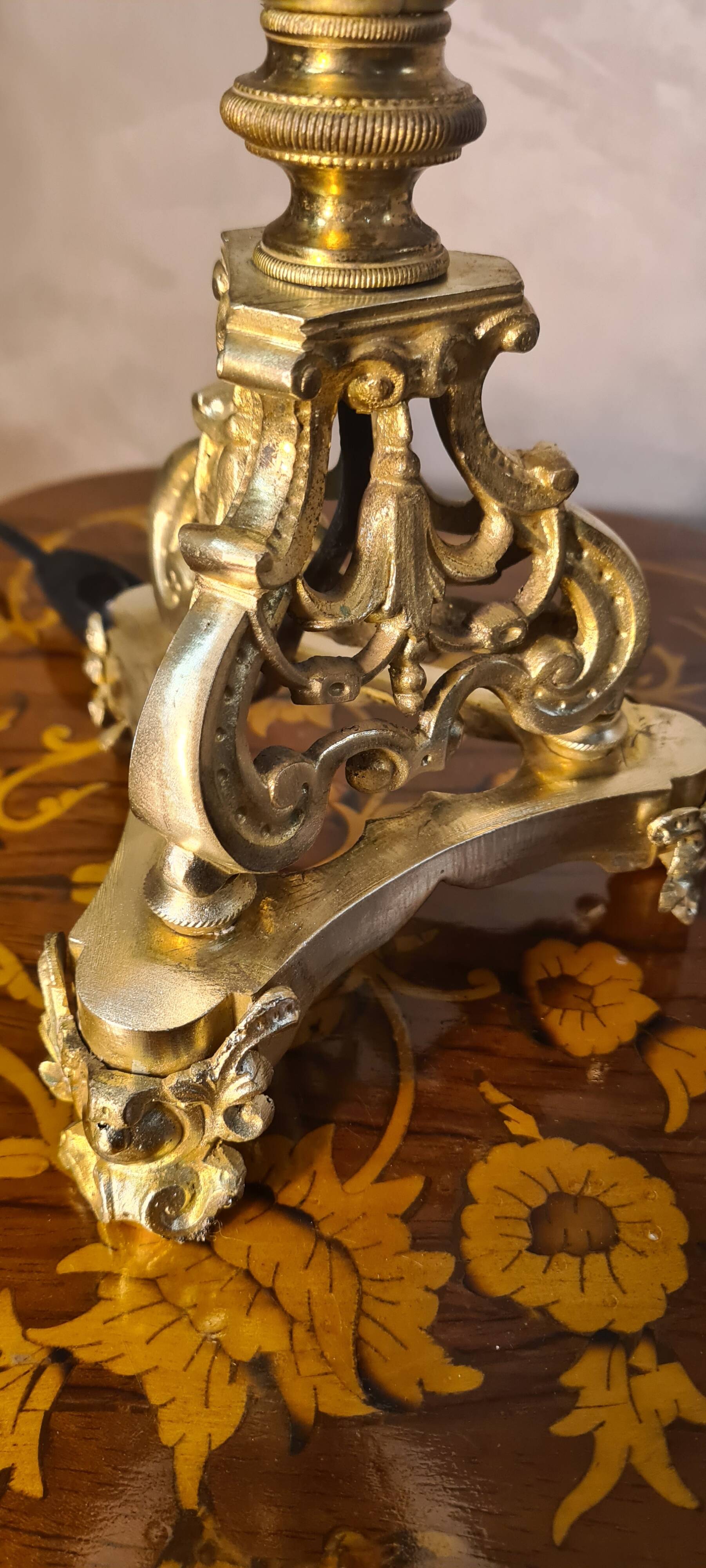 Lampe bronze tripode 19eme sphere opaline Clichy