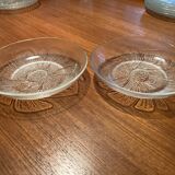 2 hollow plates