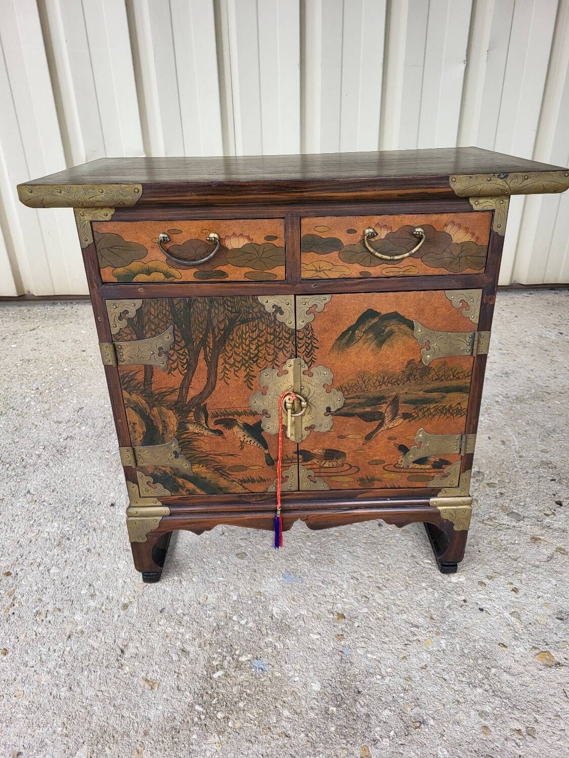 Small Chinese cabinet h 62 cm, 62cm x 37 cm 2 drawers, 2 doors