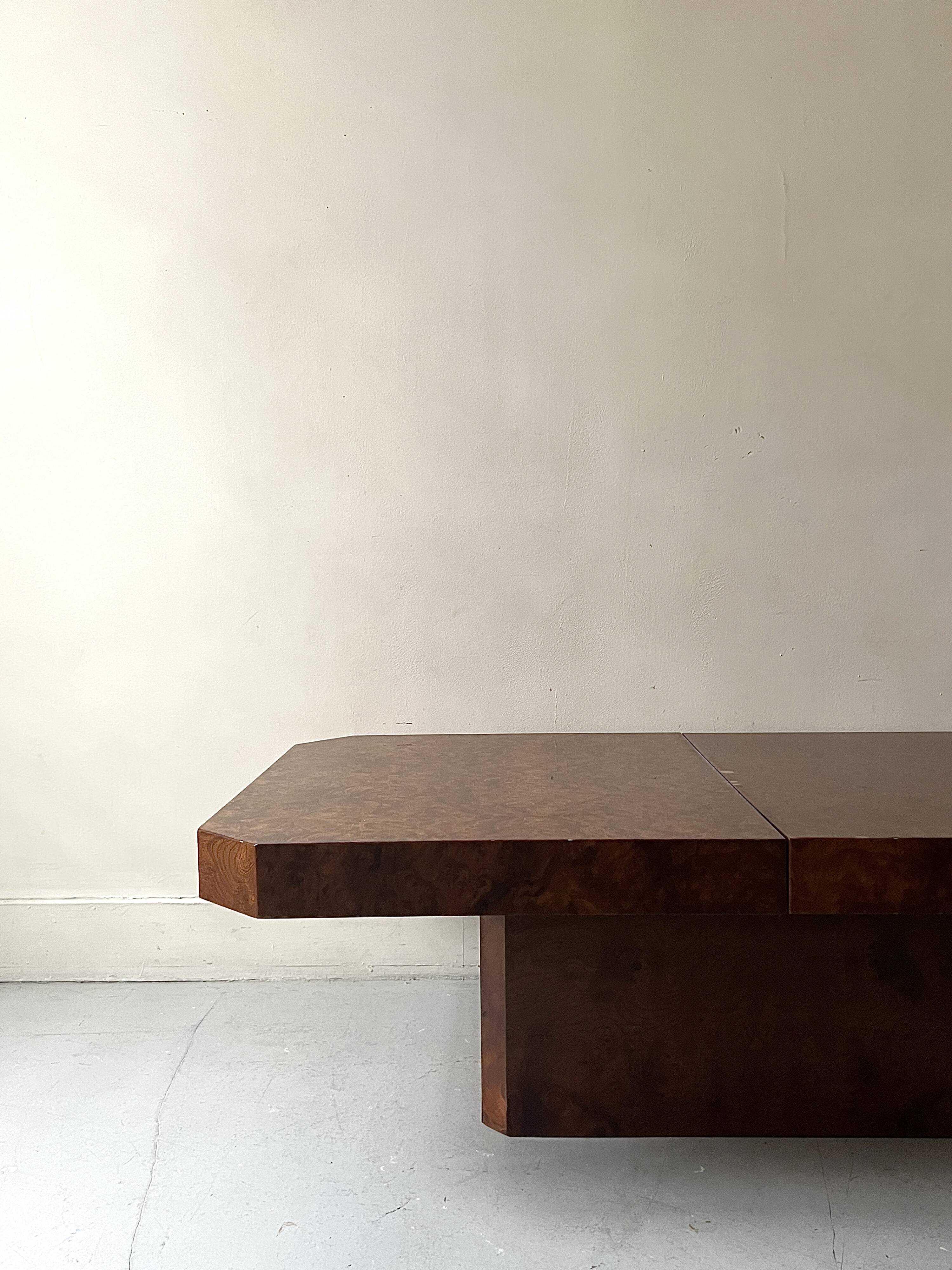 Table basse bar à tiroir en loupe d'orme, Maison Lancel 1970